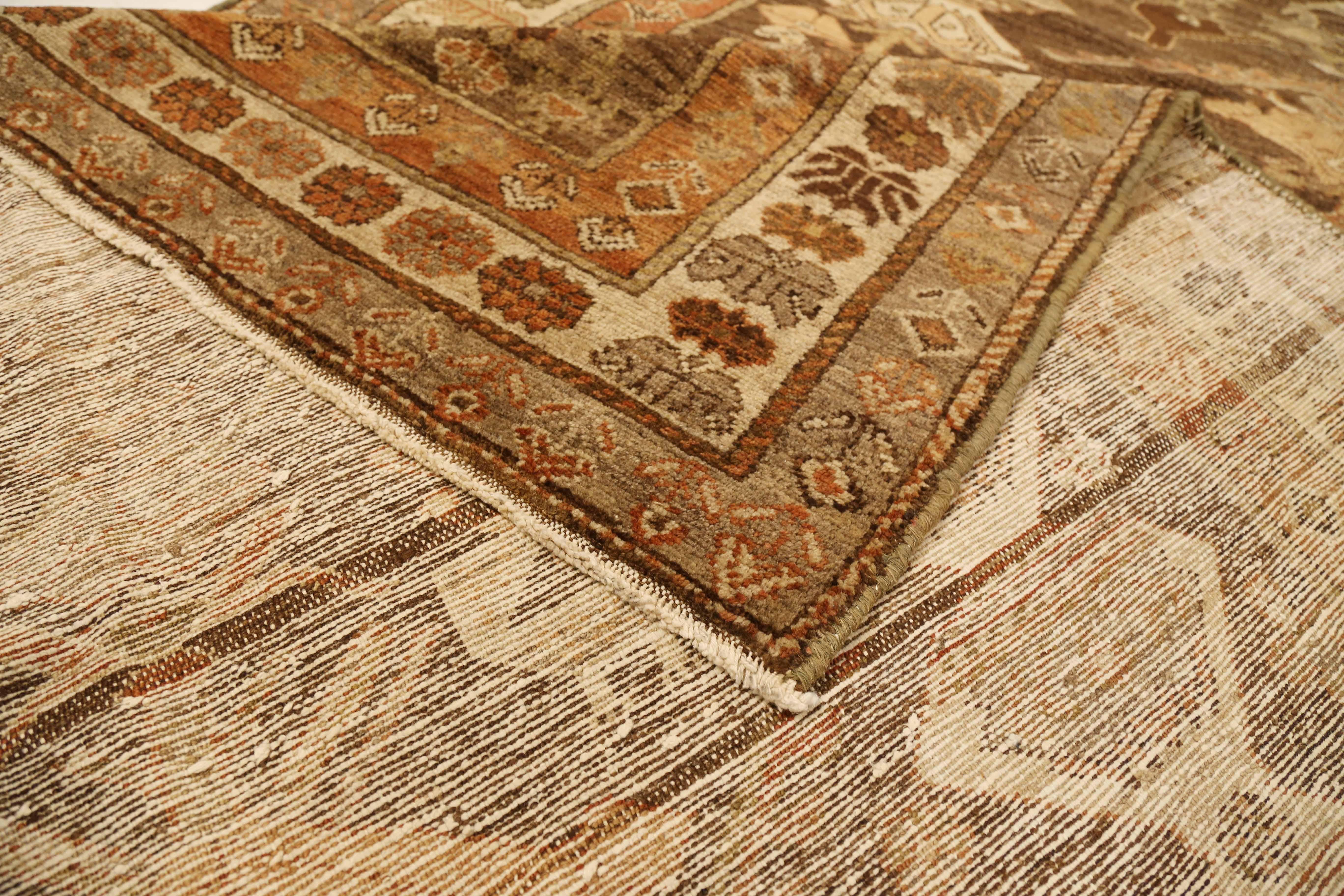 Antiker persischer Saveh-Teppich mit braunen und elfenbeinfarbenen Blumenmustern (Persisch) im Angebot
