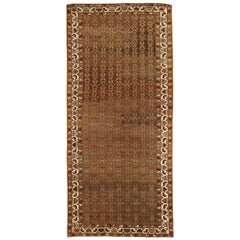 Ancien tapis persan Saveh persan avec champ floral rouge et marron