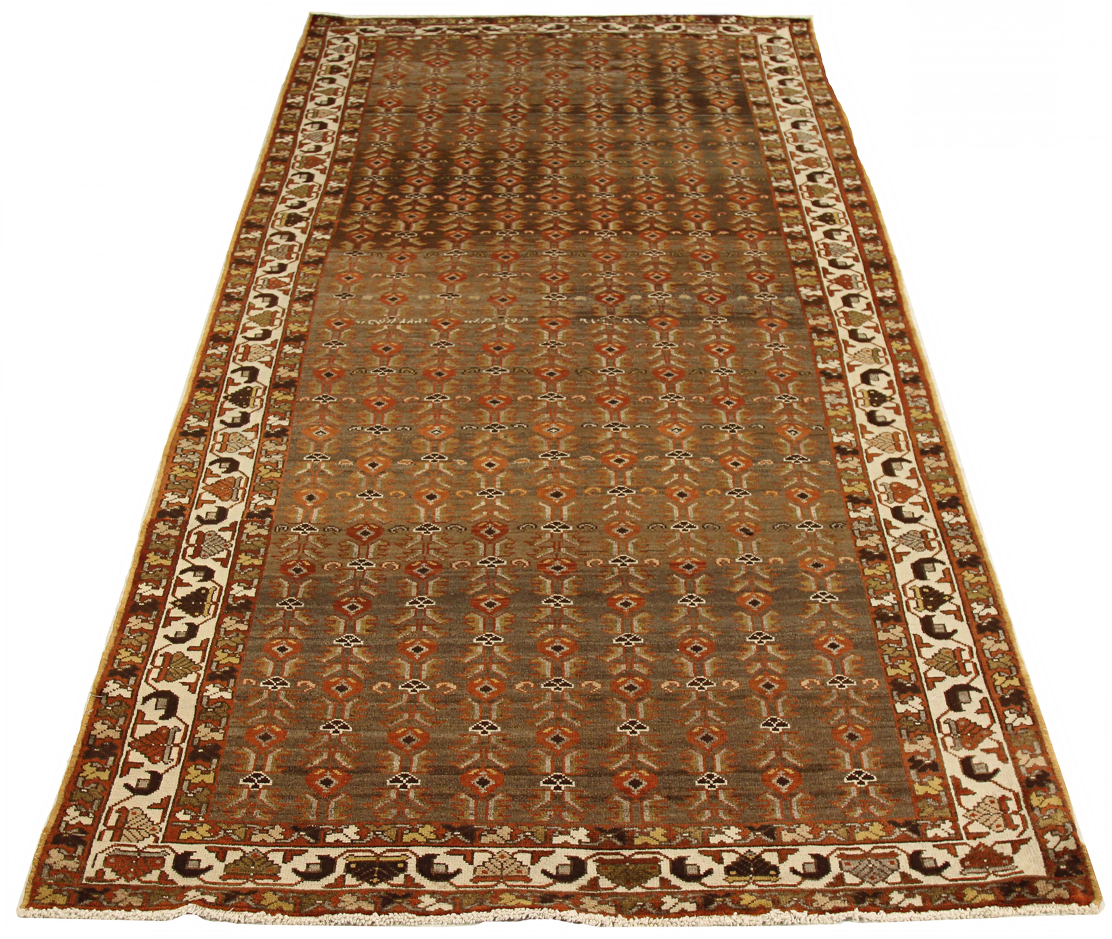 Ancien tapis persan tissé à la main à partir de la meilleure laine de mouton. Il est coloré avec des colorants végétaux entièrement naturels, sans danger pour les humains et les animaux de compagnie. Il s'agit d'un motif traditionnel Saveh