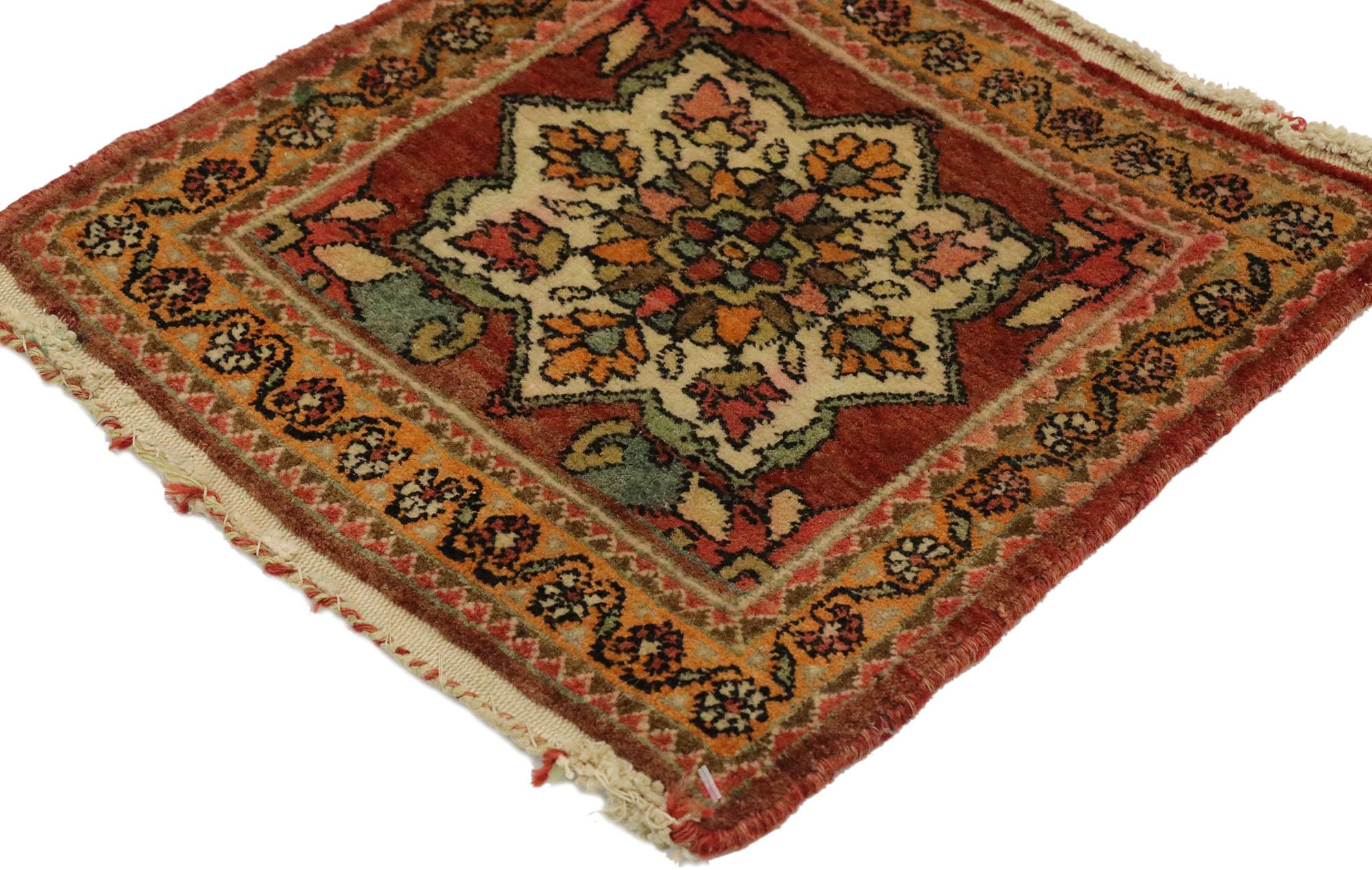 77164 Antiker persischer Semnan-Teppich, 01'00 x 01'00.  Kleinpersische Semnan-Teppiche sind kunstvoll gewebte Teppiche aus Semnan, einer Stadt im Norden Irans. Diese Teppiche sind für ihre feine Handwerkskunst bekannt und weisen typischerweise
