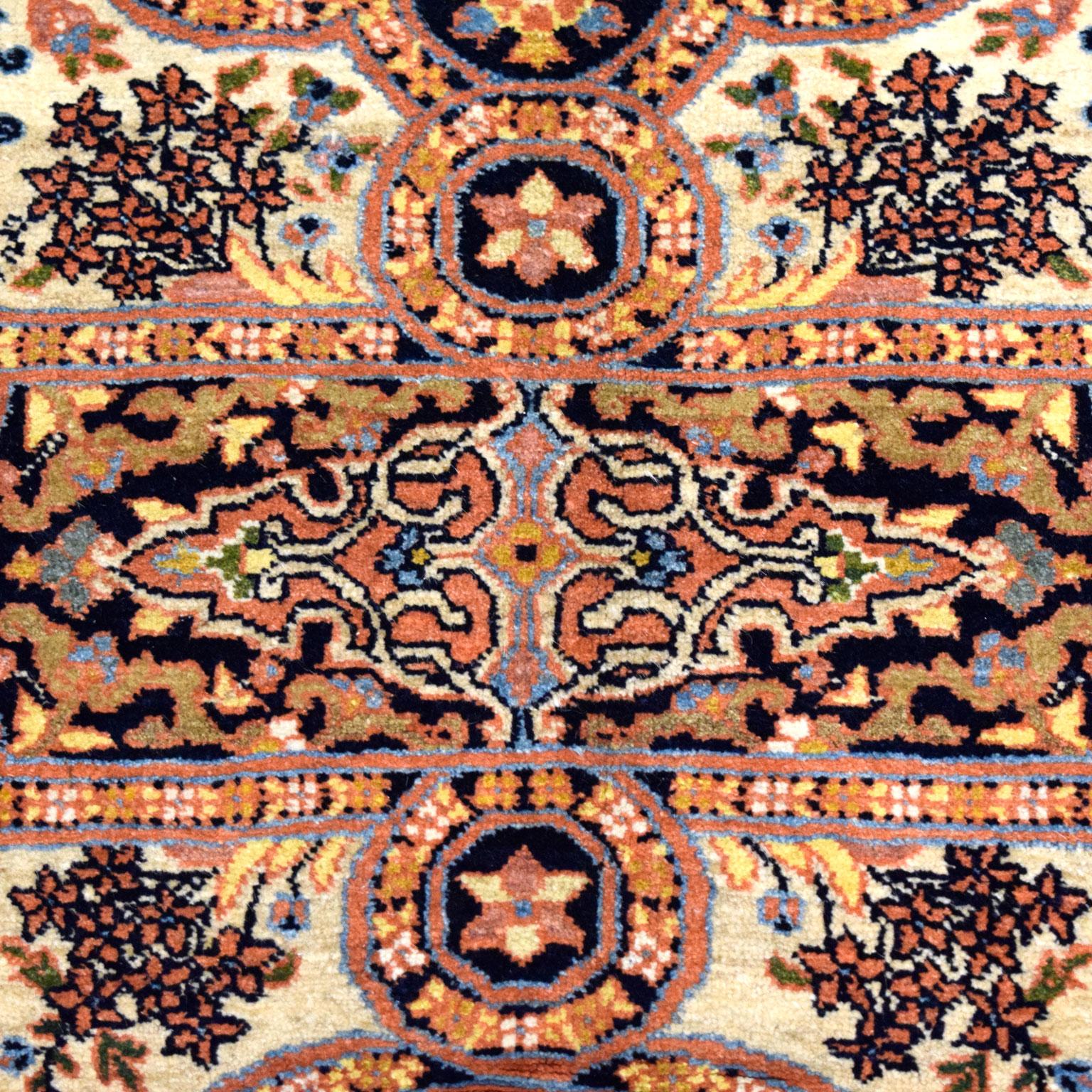 Antiquities 1930s Persian Semnan Wool Rug in Cream, Black, and Pink, 5' x 7'. Bon état - En vente à New York, NY