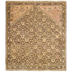 Tapis persan ancien Seneh Oriental, de petite taille carrée, avec des tons terreux doux