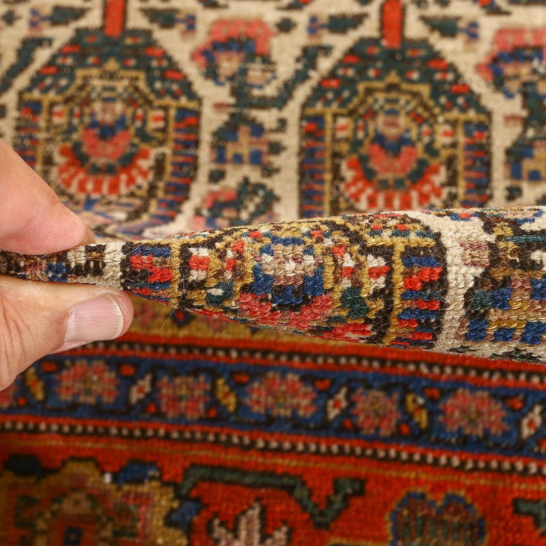 Les tapis Seneh Kurdestan sont des tapis persans tissés à la main dans la région de Seneh, dans l'ouest de l'Iran, qui fait partie du territoire kurde. Connus pour leurs couleurs vives, leurs motifs géométriques et leur construction durable, ces