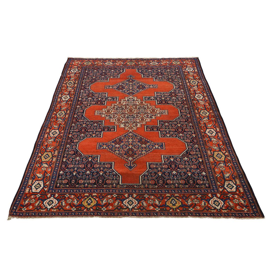 Les tapis Seneh Kurdestan sont des tapis persans tissés à la main dans la région de Seneh, dans l'ouest de l'Iran, qui fait partie du territoire kurde. Connus pour leurs couleurs vives, leurs motifs géométriques et leur construction durable, ces