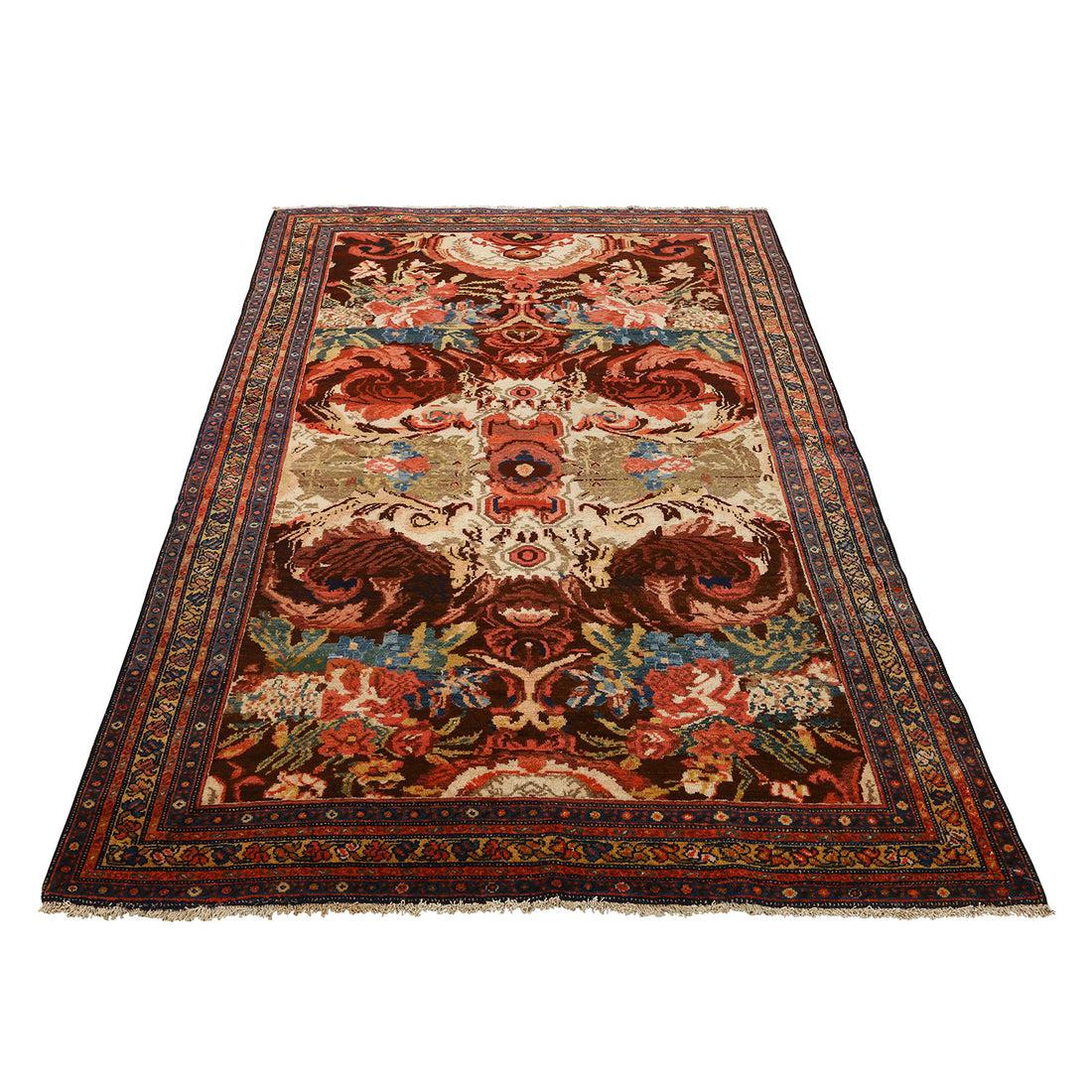 Les tapis Seneh Kurdestan sont des tapis persans tissés à la main dans la région de Seneh, dans l'ouest de l'Iran, qui fait partie du territoire kurde. Connus pour leurs couleurs vives, leurs motifs géométriques et leur construction durable, ces