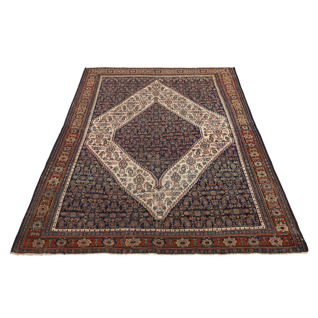 Les tapis Seneh Kurdestan sont des tapis persans tissés à la main dans la région de Seneh, dans l'ouest de l'Iran, qui fait partie du territoire kurde. Connus pour leurs couleurs vives, leurs motifs géométriques et leur construction durable, ces