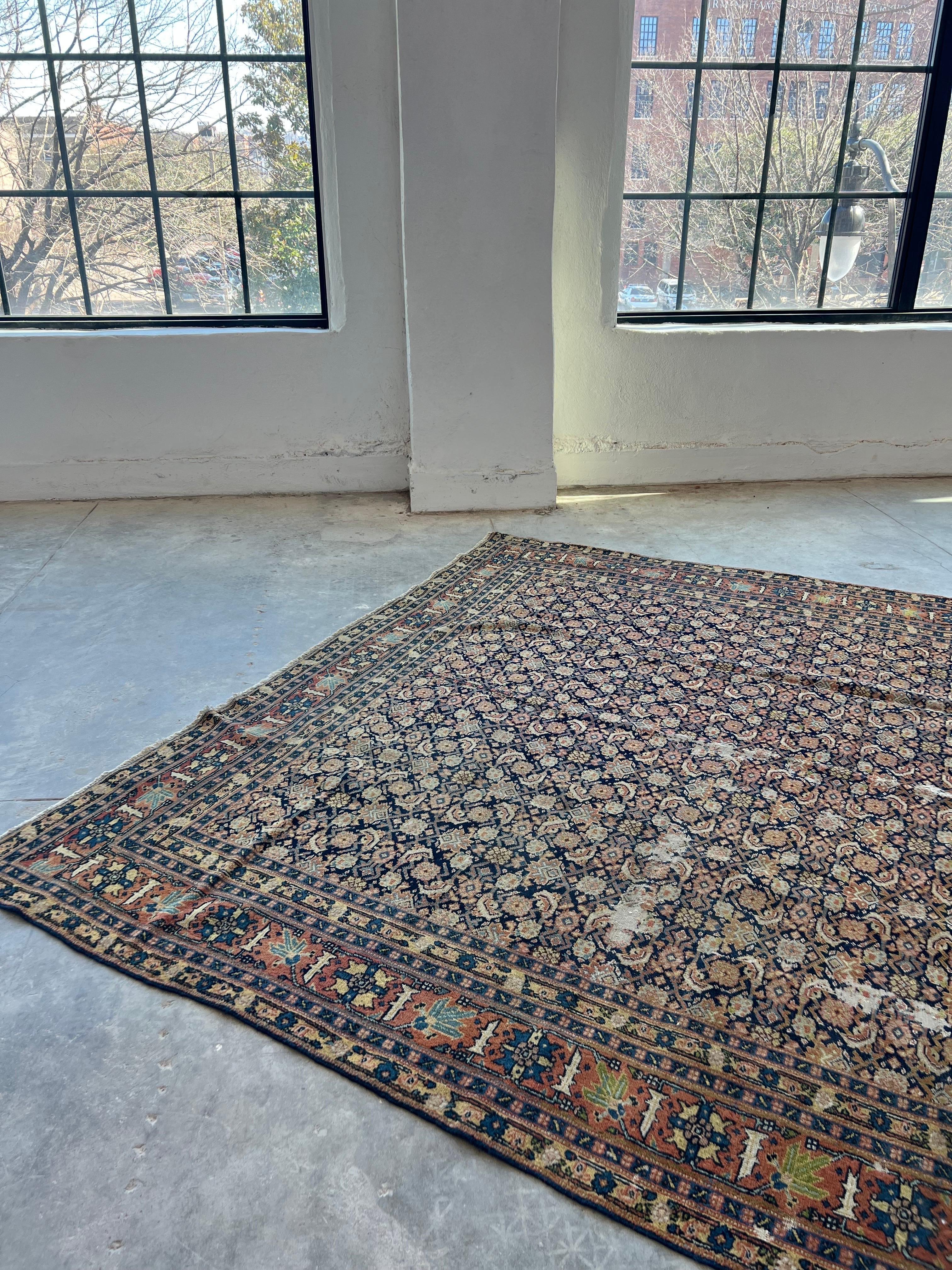 Antiker persischer Täbris-Teppich, Marineblaues Muster, Allover-Muster, natürliche Beschädigung (Persisch) im Angebot