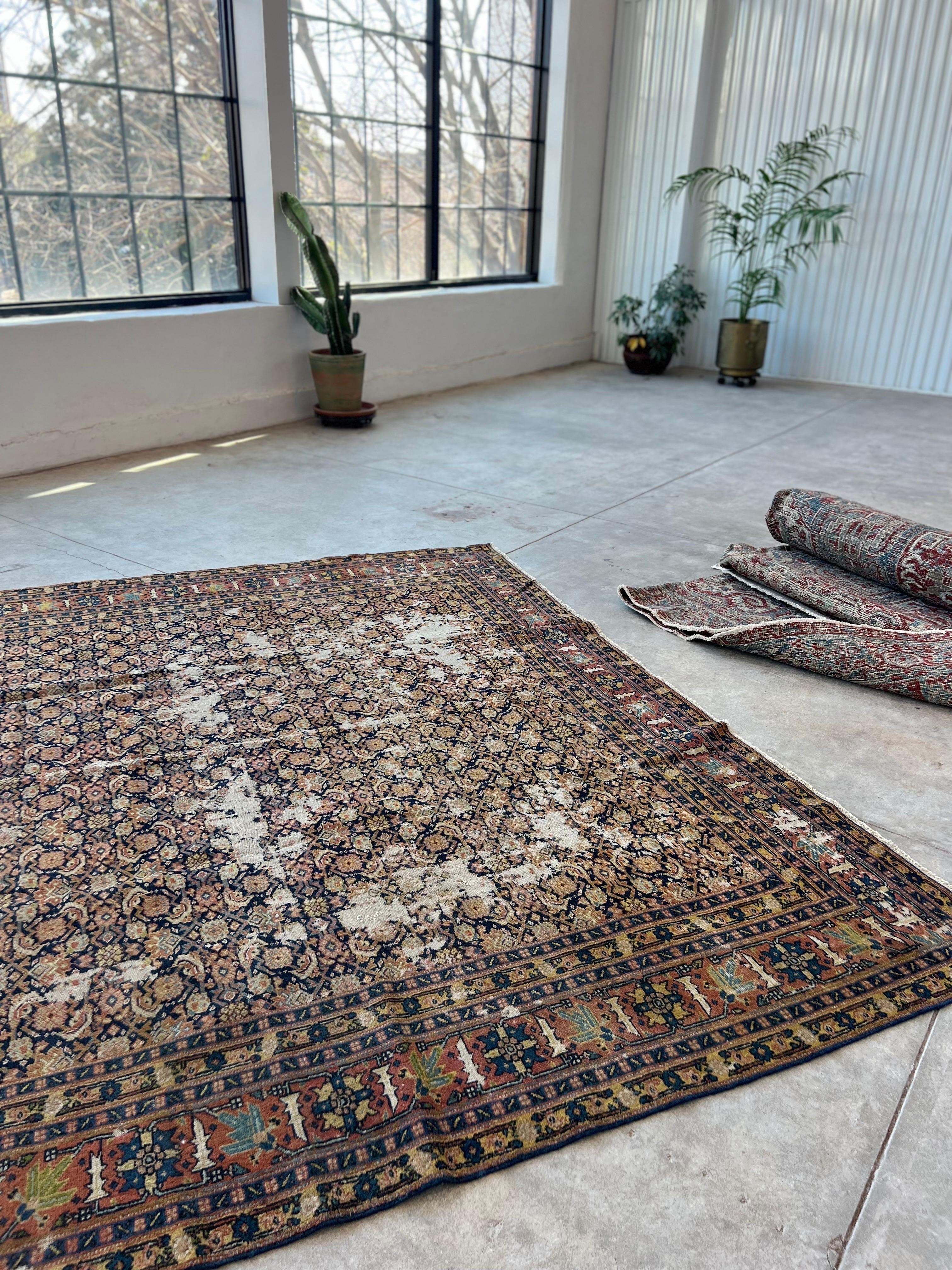 Antiker persischer Täbris-Teppich, Marineblaues Muster, Allover-Muster, natürliche Beschädigung (20. Jahrhundert) im Angebot