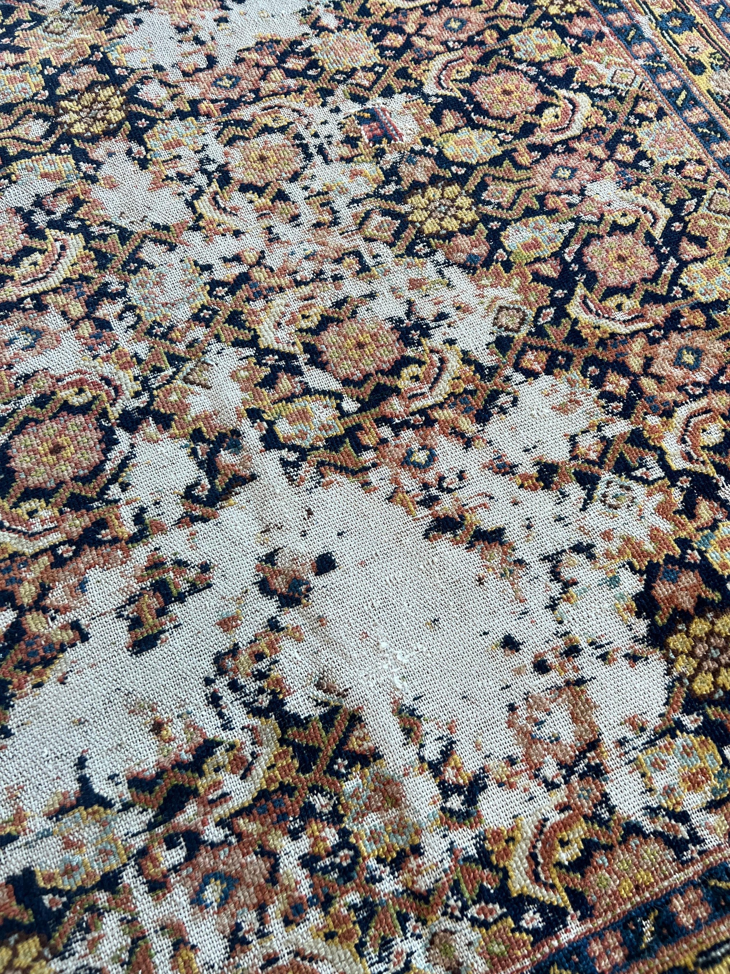 Antiker persischer Täbris-Teppich, Marineblaues Muster, Allover-Muster, natürliche Beschädigung (Wolle) im Angebot
