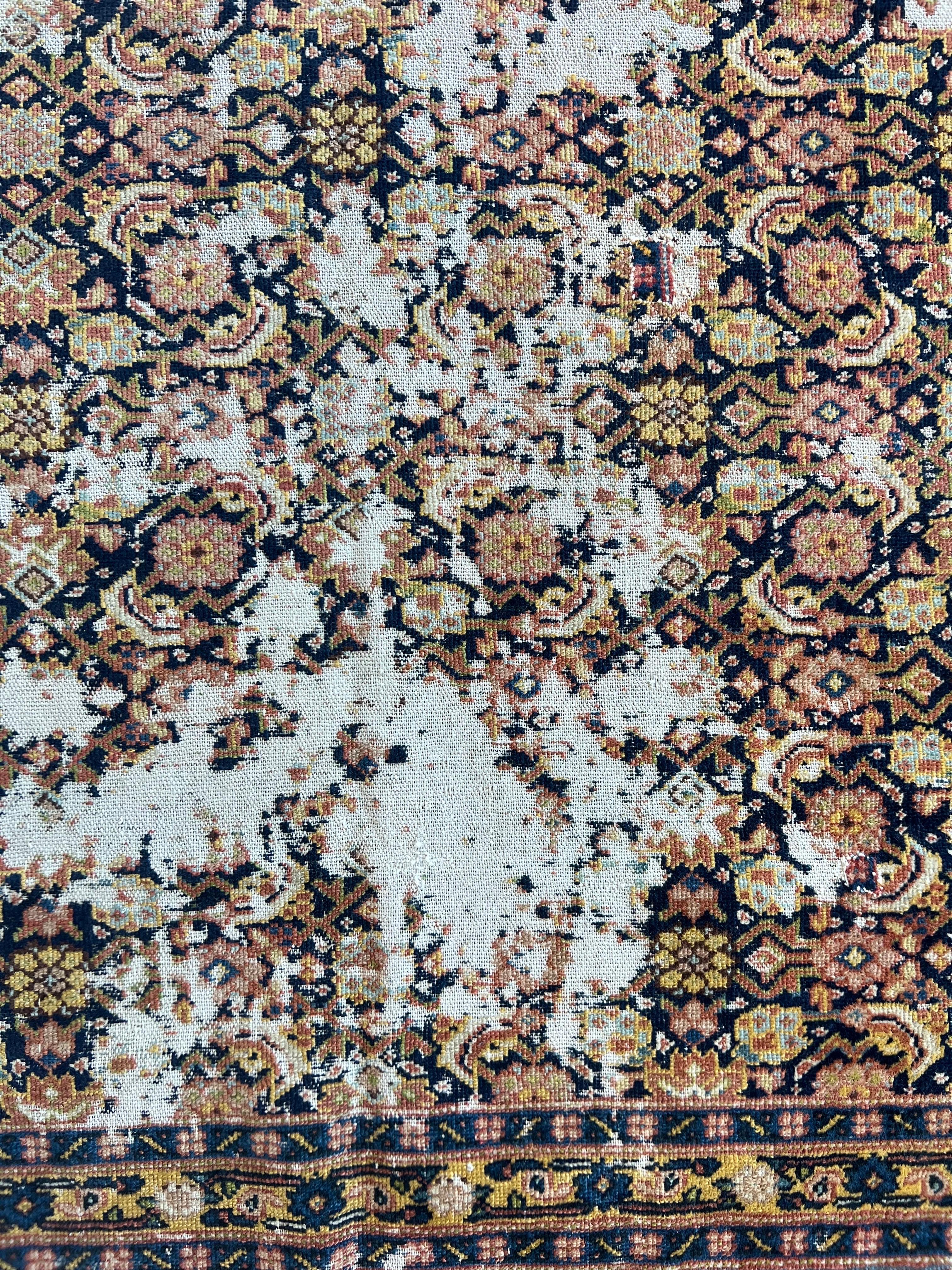 Antiker persischer Täbris-Teppich, Marineblaues Muster, Allover-Muster, natürliche Beschädigung im Angebot 1