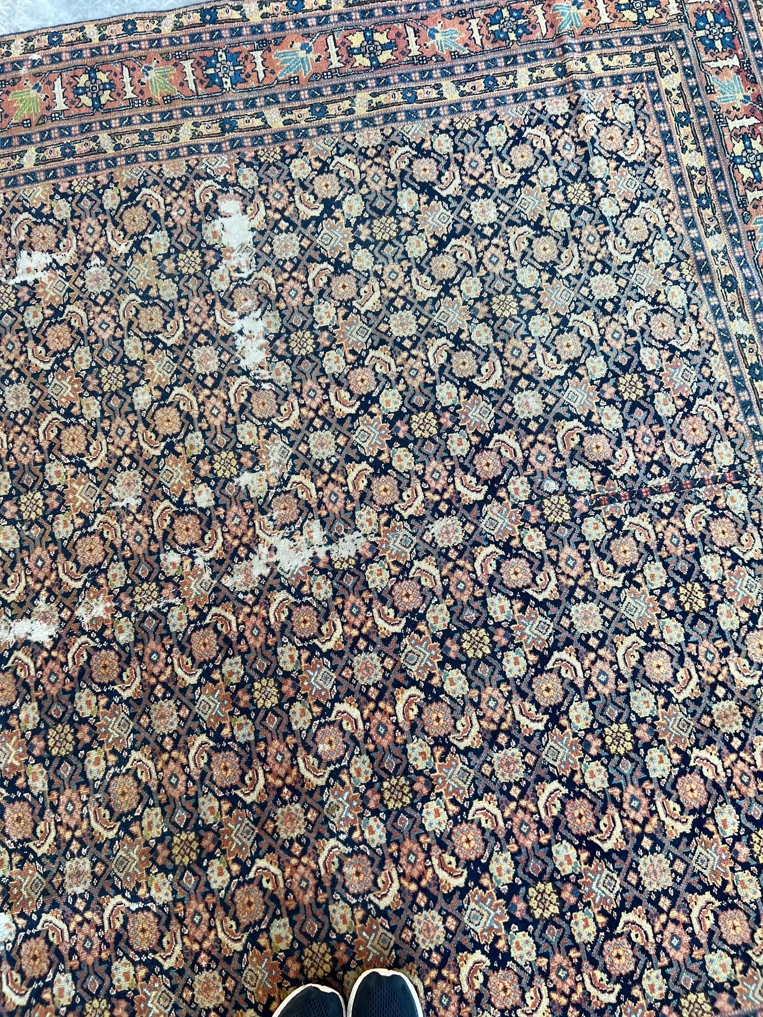 Antiker persischer Täbris-Teppich, Marineblaues Muster, Allover-Muster, natürliche Beschädigung im Angebot 2