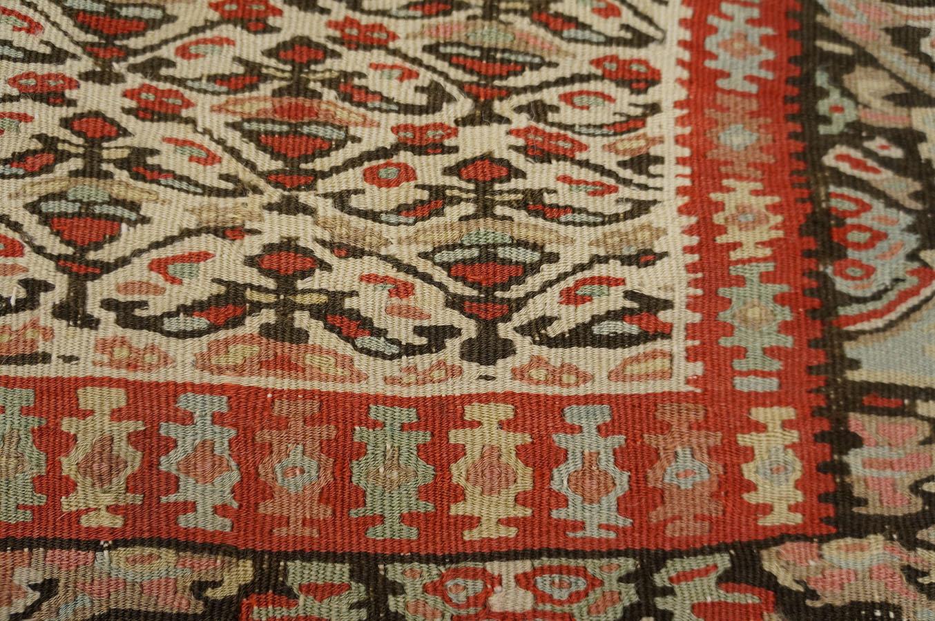 Kilim persiano Senneh del XIX secolo ( 4' 3'' x 6' 3'' - 130 x 190 cm ) In condizioni buone in vendita a New York, NY