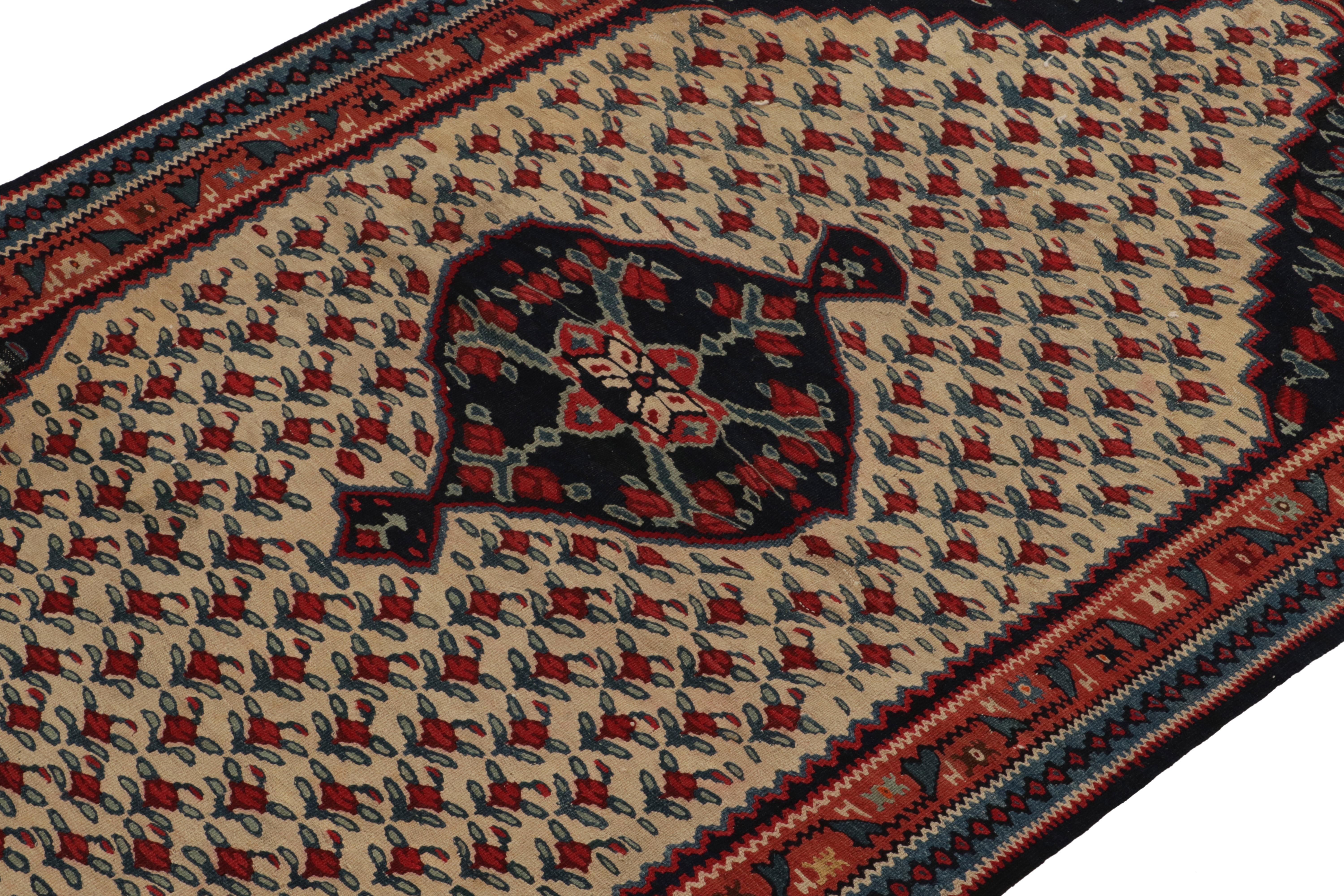 Antiker persischer Senneh-Kelim in Beige mit roten Blumenmustern von Teppich & Kelim (Handgeknüpft) im Angebot