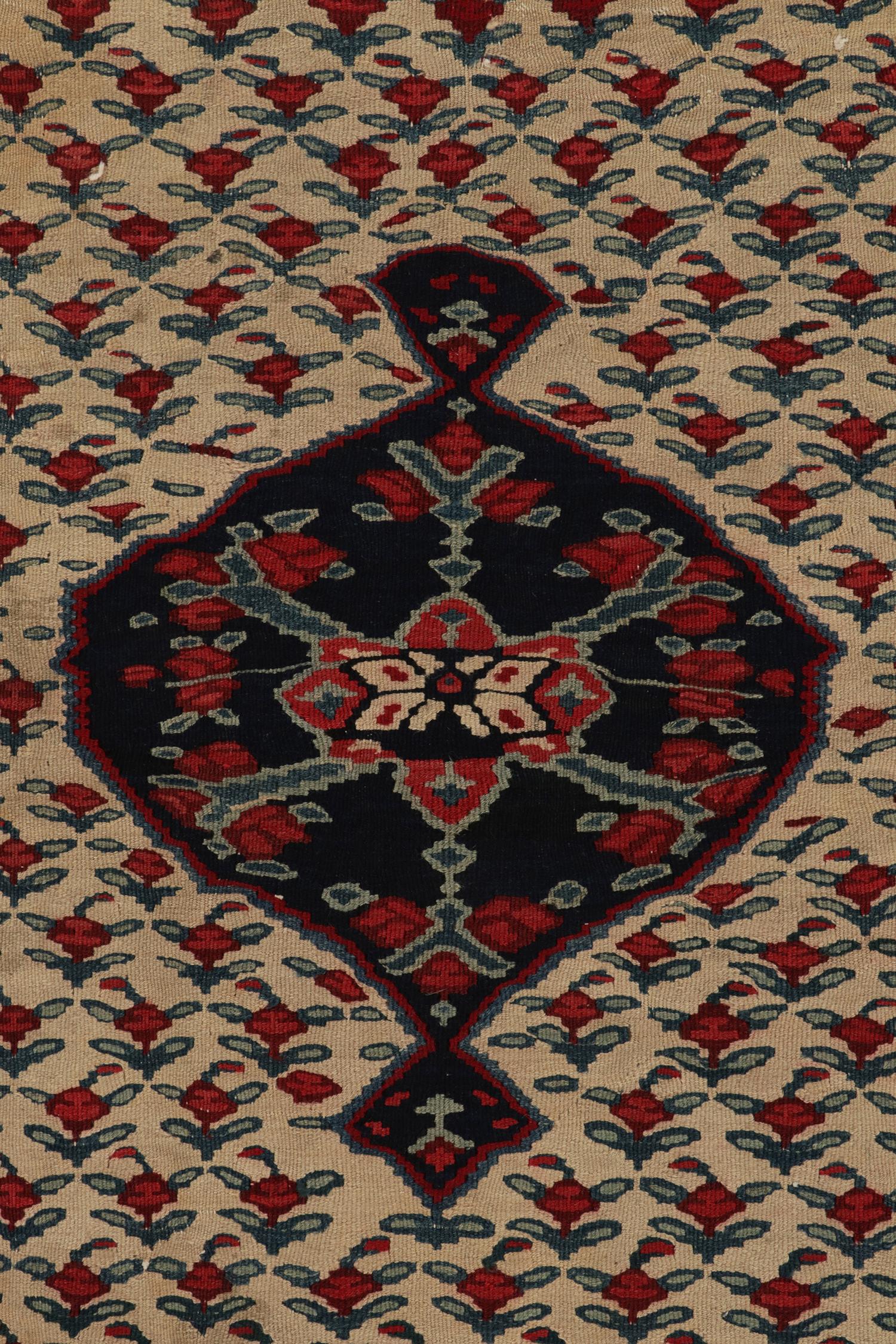 Antiker persischer Senneh-Kelim in Beige mit roten Blumenmustern von Teppich & Kelim (Mitte des 20. Jahrhunderts) im Angebot