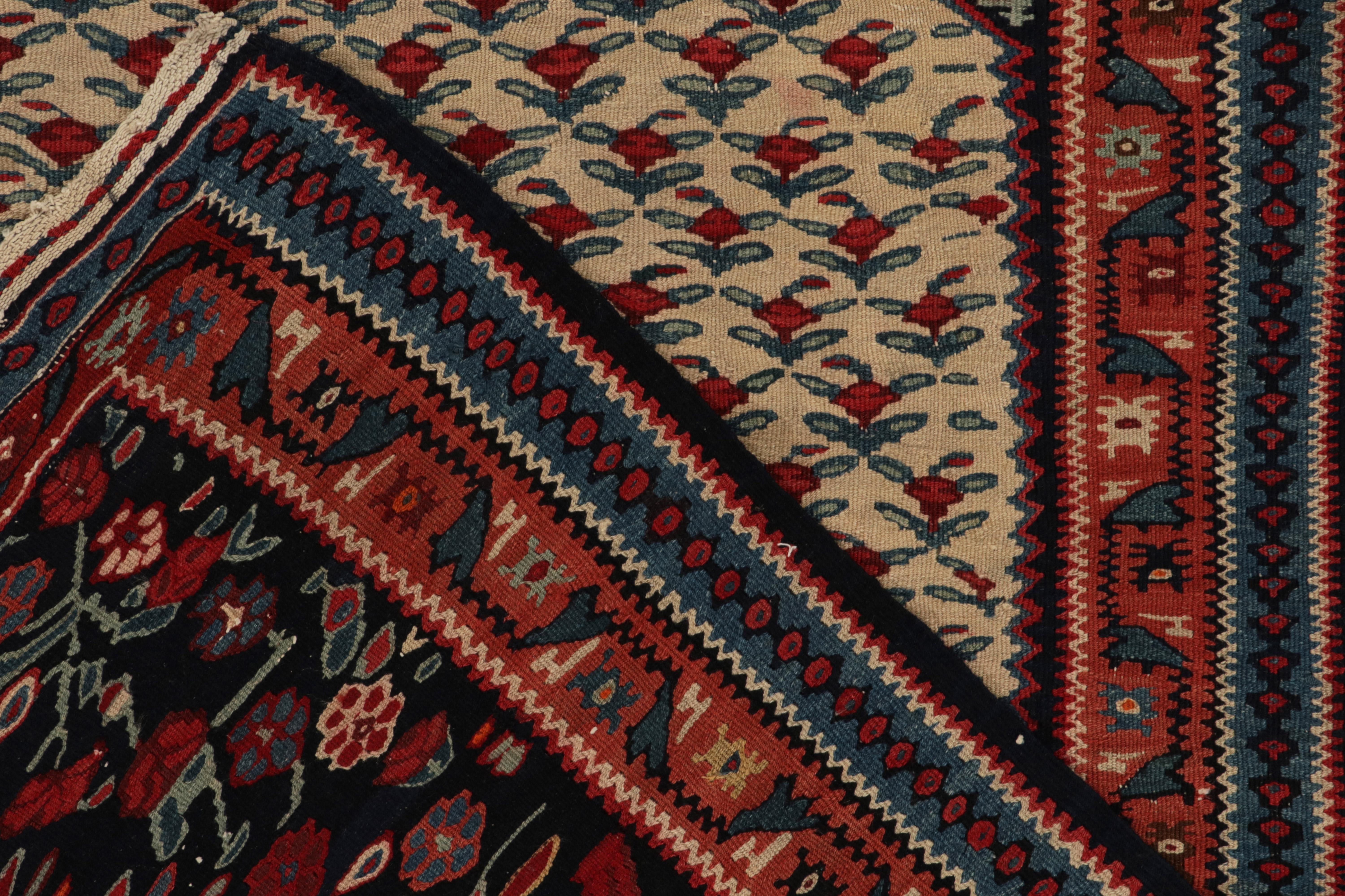 Antiker persischer Senneh-Kelim in Beige mit roten Blumenmustern von Teppich & Kelim (Wolle) im Angebot