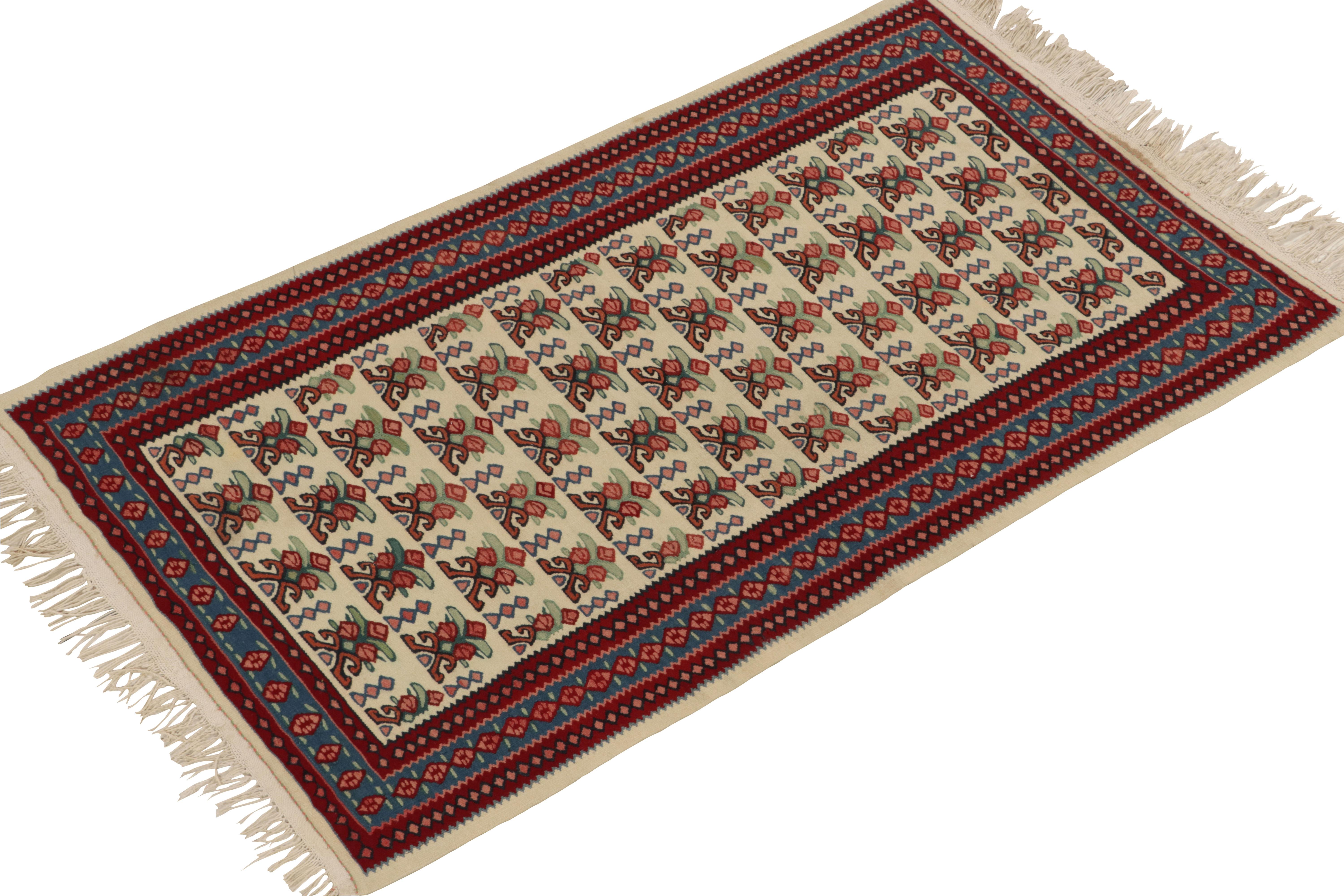 Tessuto a mano in lana, un antico tappeto Senneh Kilim 3x5 originario del 1930-1940 circa. Questo bellissimo pezzo presenta un brillante disegno floreale che si distingue dalle altre provenienze tribali della tessitura persiana. Con le sue ricche