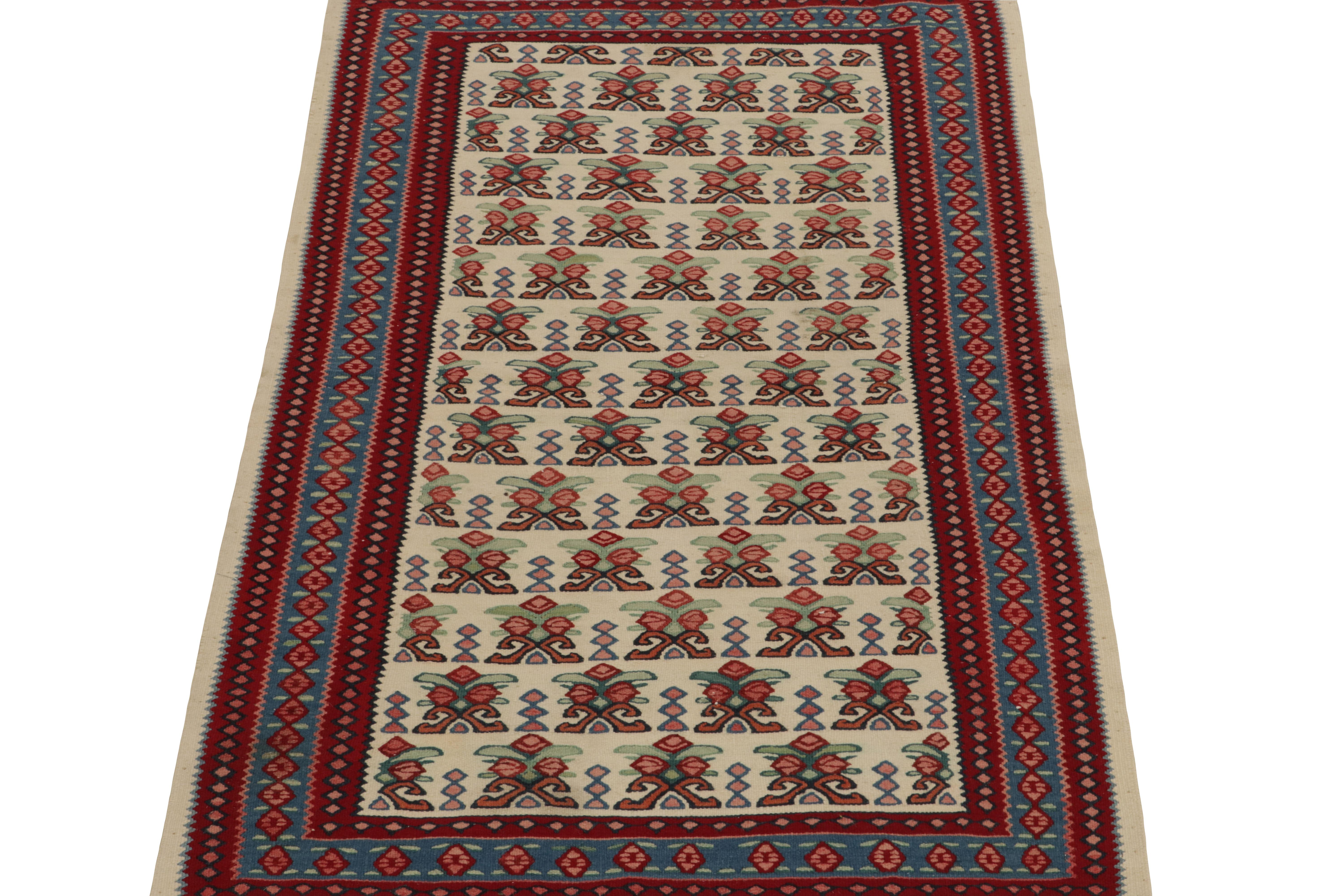 Tribale Antico tappeto persiano Senneh con motivi tribali beige, rossi e verdi di Rug & Kilim in vendita