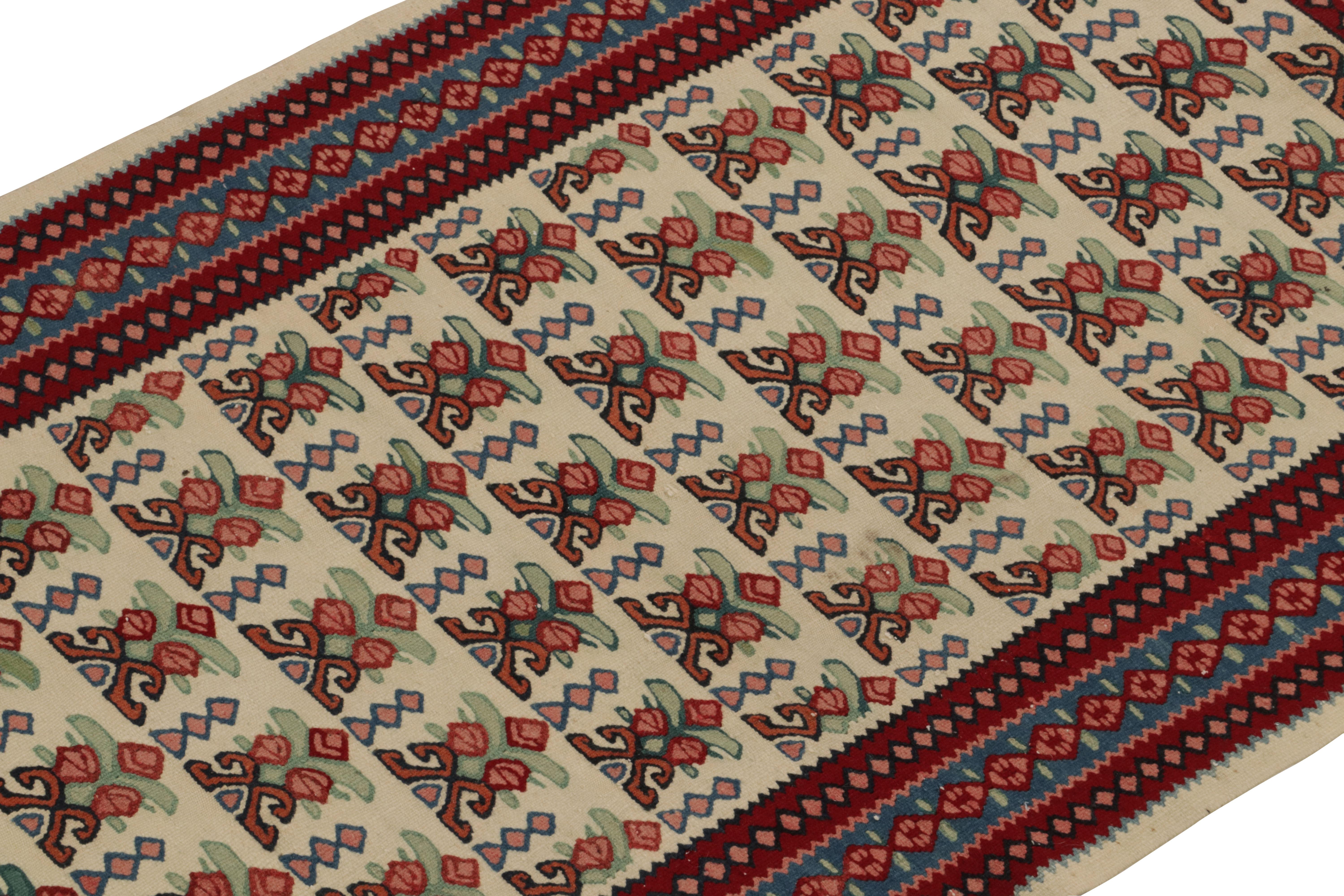 Persiano Antico tappeto persiano Senneh con motivi tribali beige, rossi e verdi di Rug & Kilim in vendita
