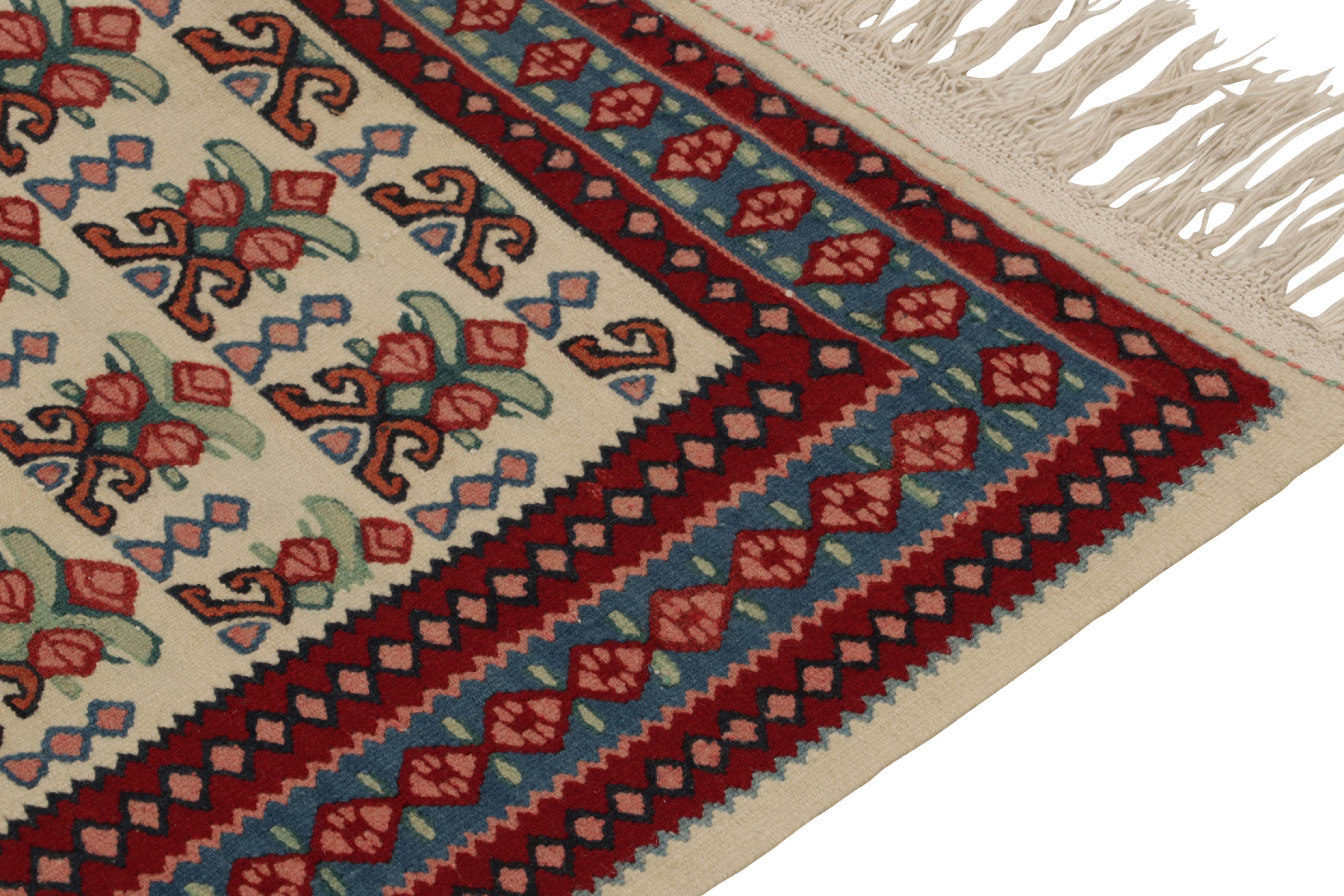 Annodato a mano Antico tappeto persiano Senneh con motivi tribali beige, rossi e verdi di Rug & Kilim in vendita