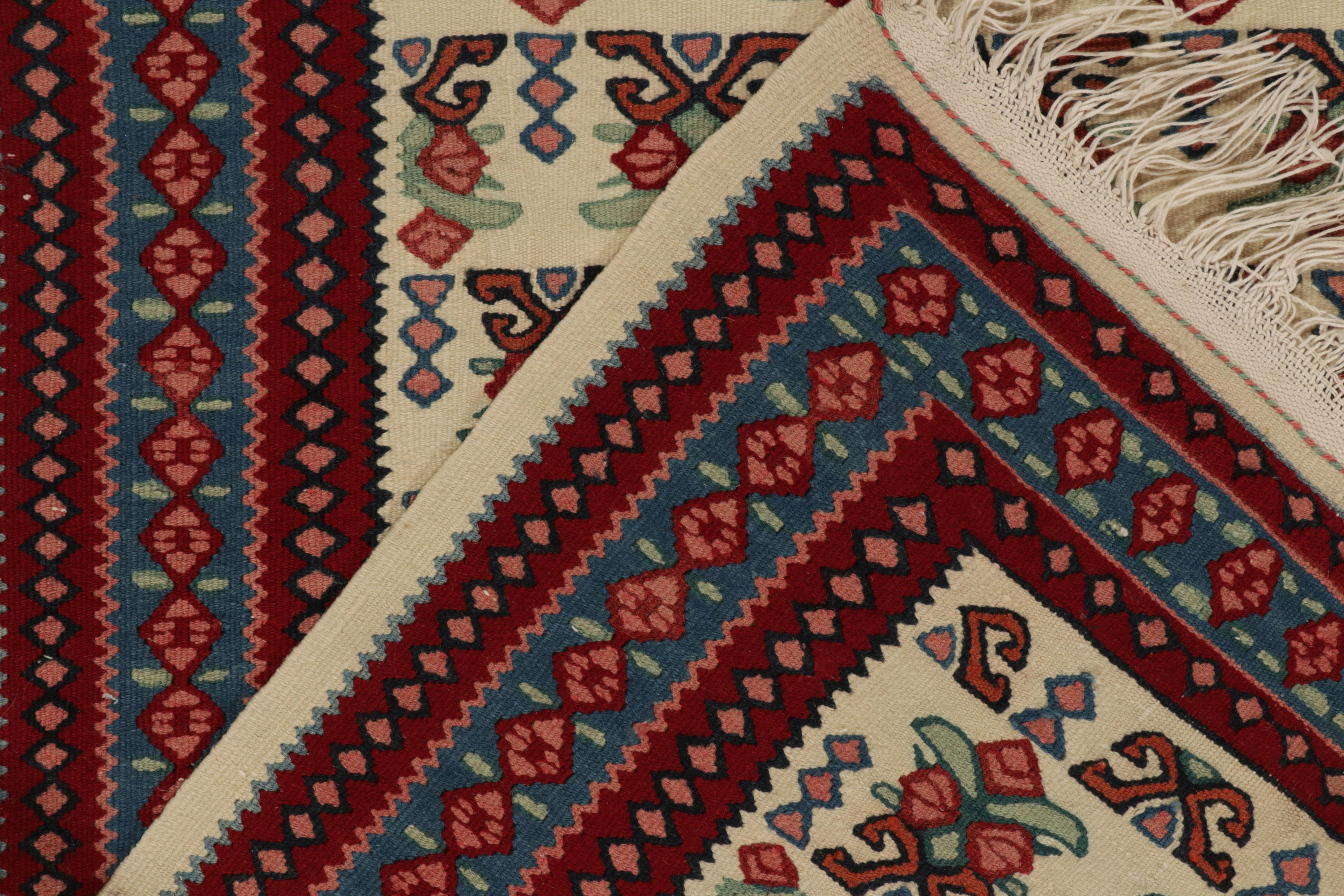 Metà XX secolo Antico tappeto persiano Senneh con motivi tribali beige, rossi e verdi di Rug & Kilim in vendita