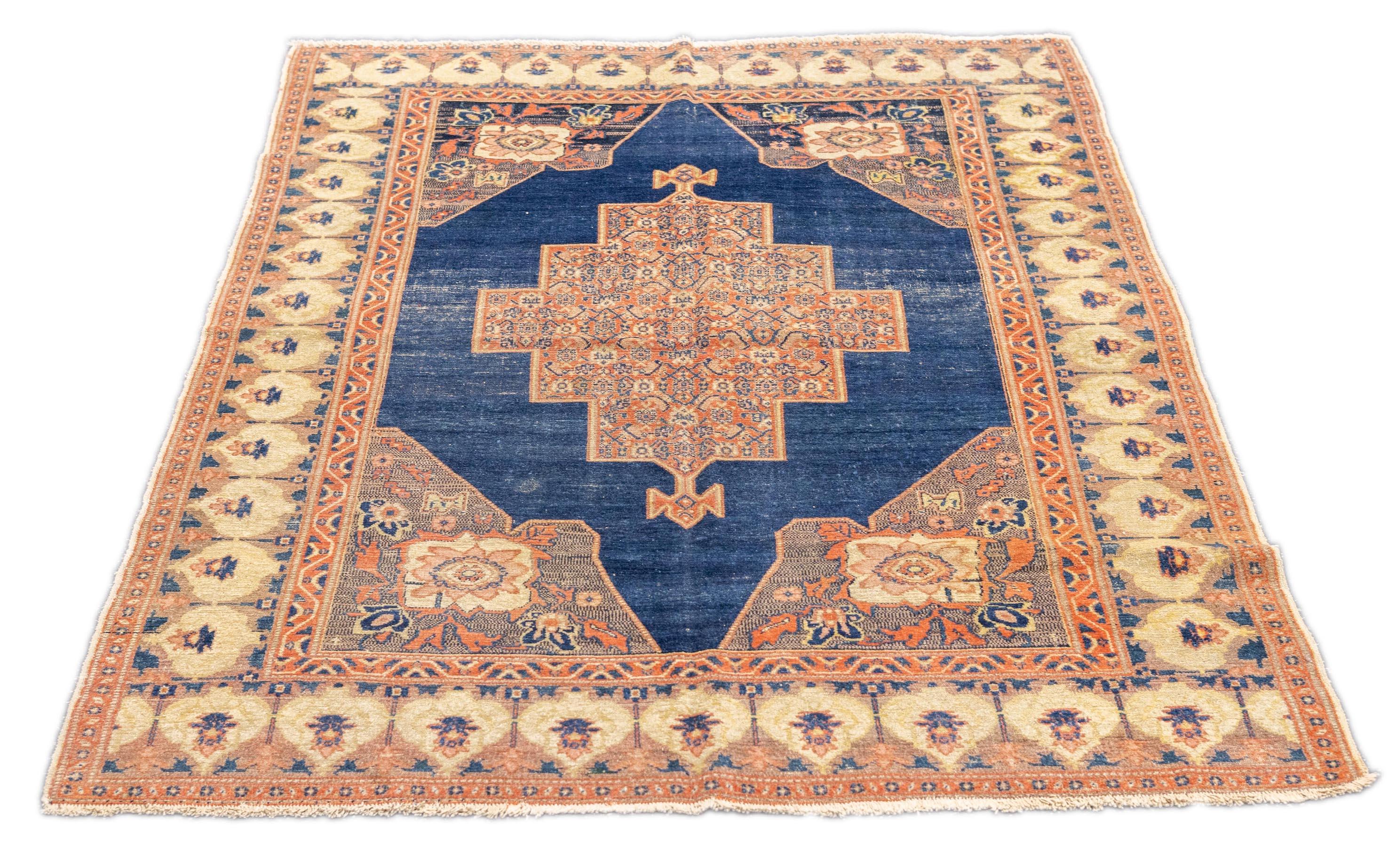 Antiker persischer Senneh-Teppich 4'6'' x 6'2'' (20. Jahrhundert) im Angebot