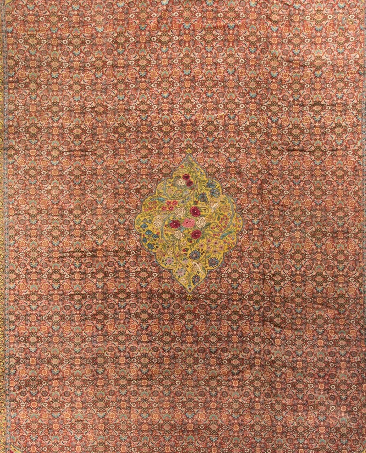 Antiker persischer Senneh-Teppich, um 1890, Größe: 12' x 17'2. Aus der Stadt Senha (Sanandaj) in Kurdistan kommen antike Teppiche, die eine fast wundersame Feinheit und Geschmeidigkeit erreichen. Dieses schöne Exemplar ist aufgrund seiner Größe