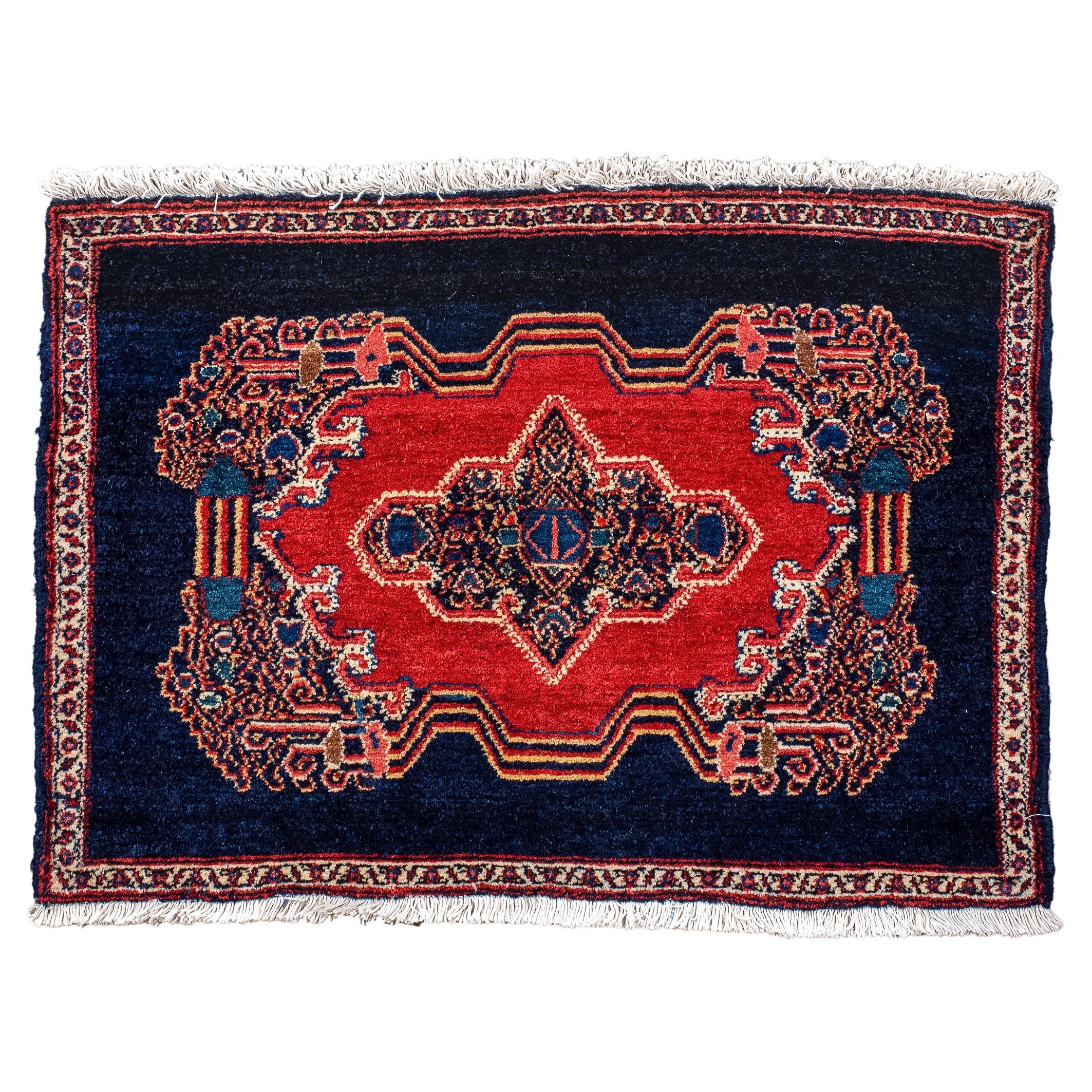 Antiker persischer Senneh-Teppich mit kühnem roten Medaillon im Angebot