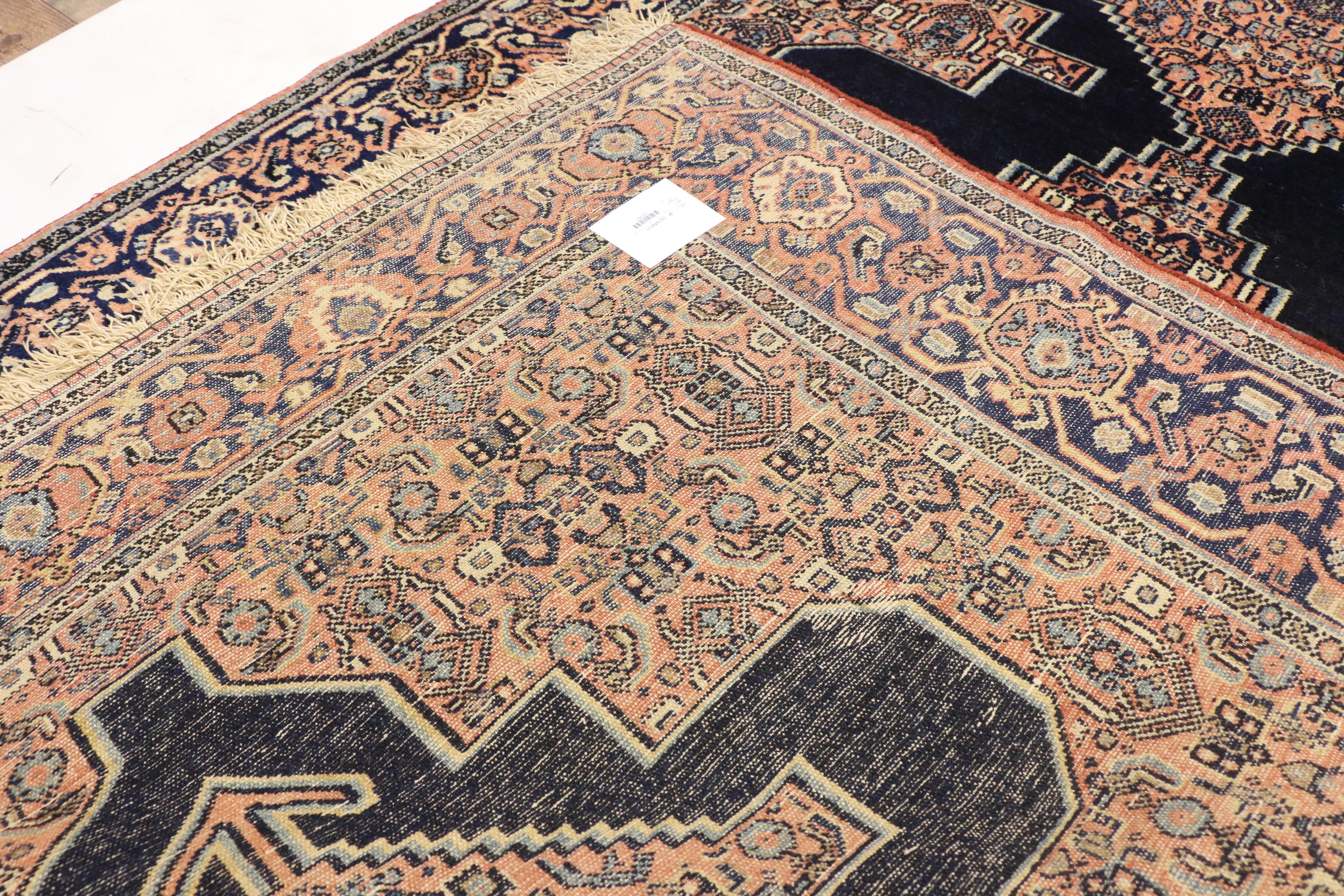Antique Persian Senneh Rug with Traditional Modern Style In Good Condition For Sale In Dallas, TX