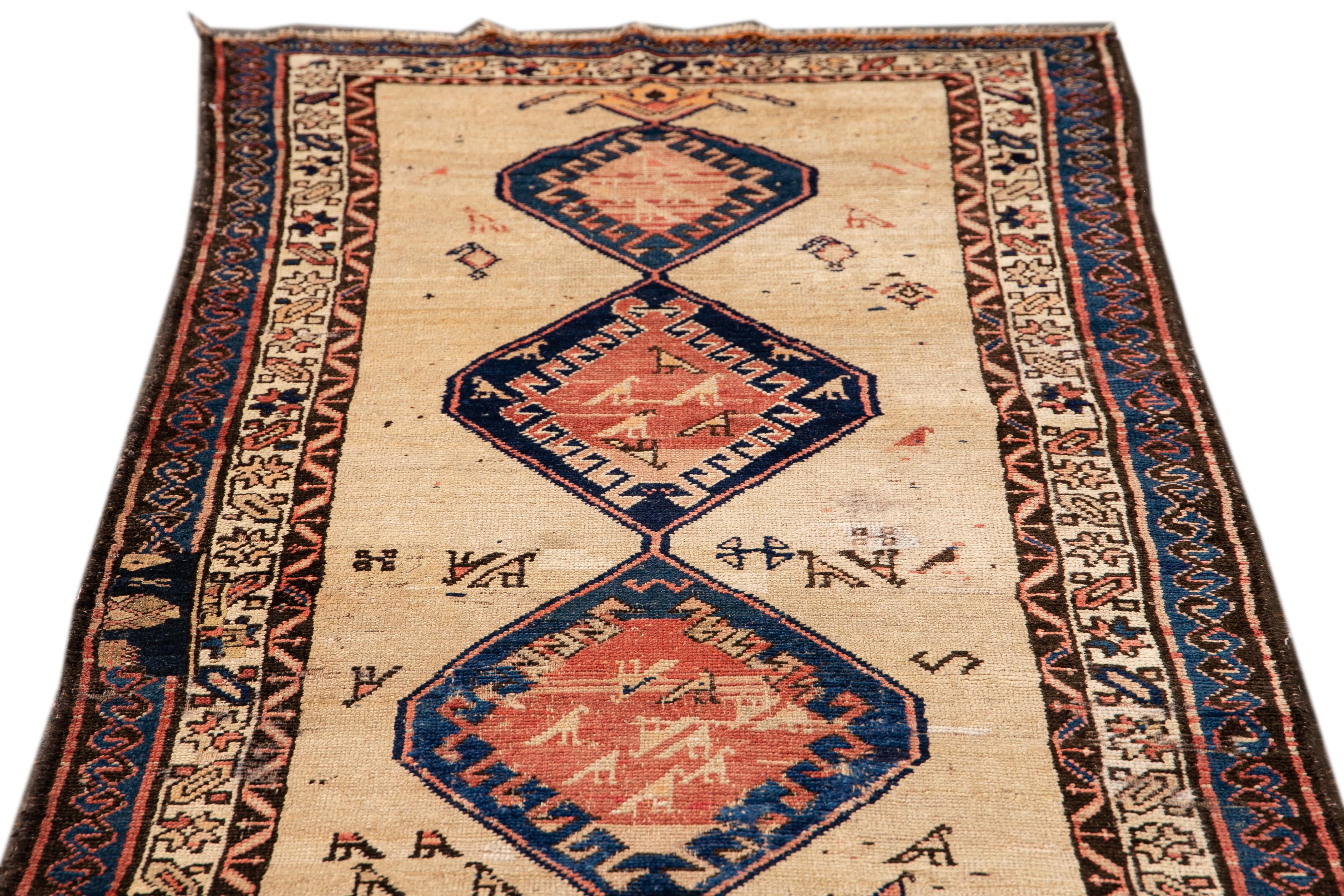 Laine Tapis persan ancien Serab beige et bleu en laine Mendallion fait à la main en vente