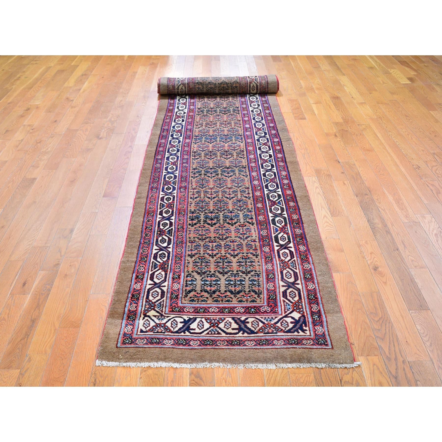 Ce fabuleux tapis noué à la main a été créé et conçu pour une résistance et une durabilité accrues. Ce tapis a été fabriqué à la main pendant des semaines selon la méthode traditionnelle utilisée pour la fabrication des tapis. C'est vraiment une