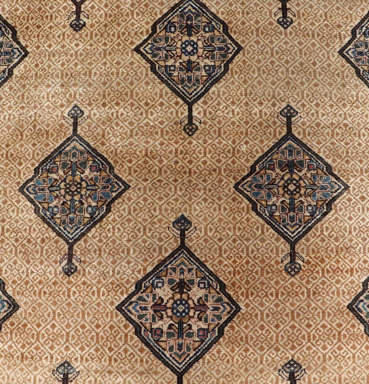 Antigua Galería Persa Serab con Diseño Geométrico Tribal en Camel, Verde y Azul en venta 4