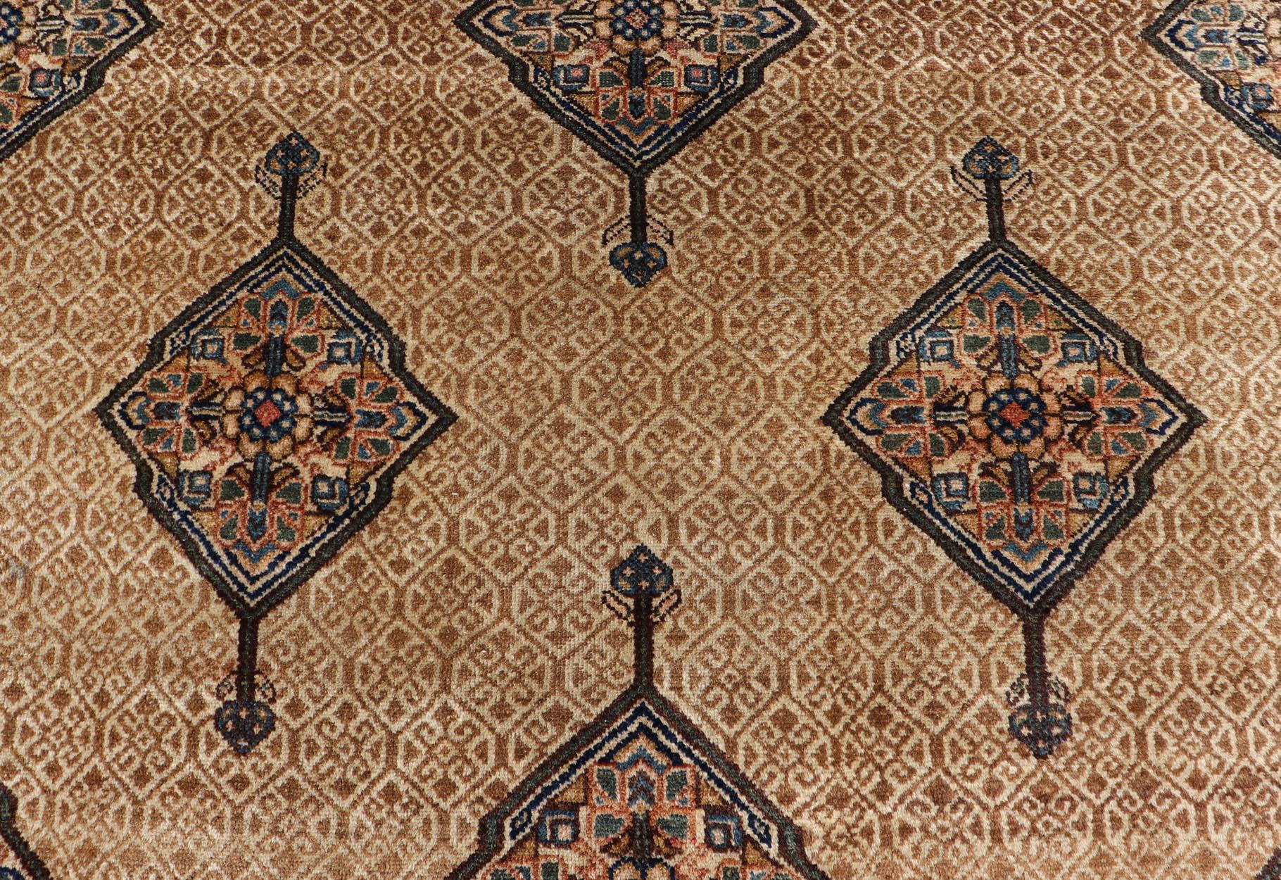Antigua Galería Persa Serab con Diseño Geométrico Tribal en Camel, Verde y Azul en venta 6
