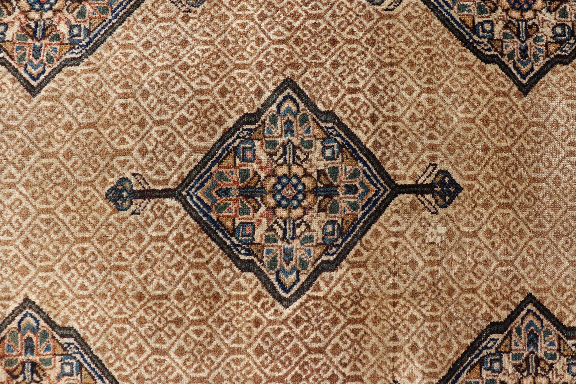 Antigua Galería Persa Serab con Diseño Geométrico Tribal en Camel, Verde, Azul. alfombra X23-0302-371; Keivan Woven Arts, país de origen / tipo: Persa / Sarab, hacia 1900.
Medidas: 5'6 x 11'10 
Esta hermosa alfombra persa antigua Serab descansa