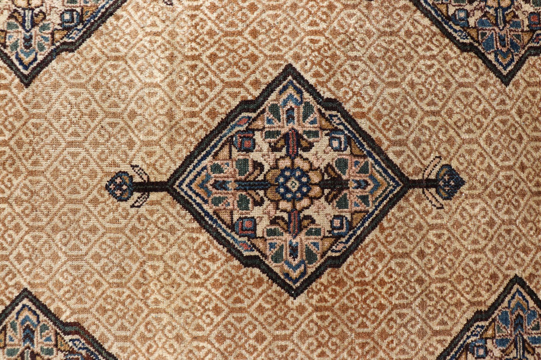Antigua Galería Persa Serab con Diseño Geométrico Tribal en Camel, Verde y Azul Anudado a mano en venta