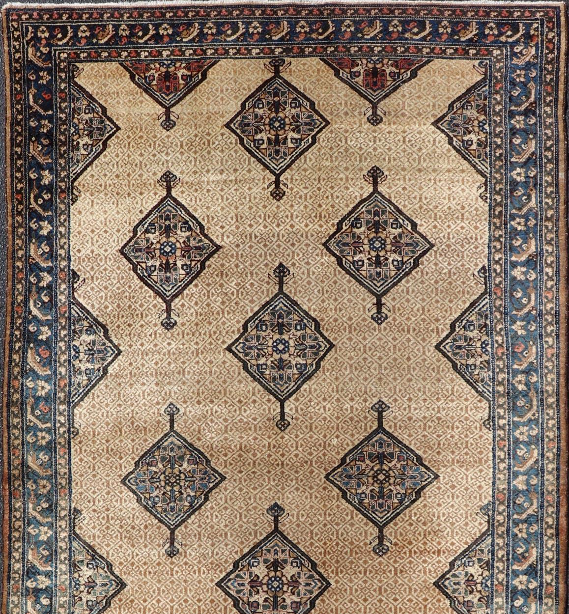 Antigua Galería Persa Serab con Diseño Geométrico Tribal en Camel, Verde y Azul en Bueno estado para la venta en Atlanta, GA