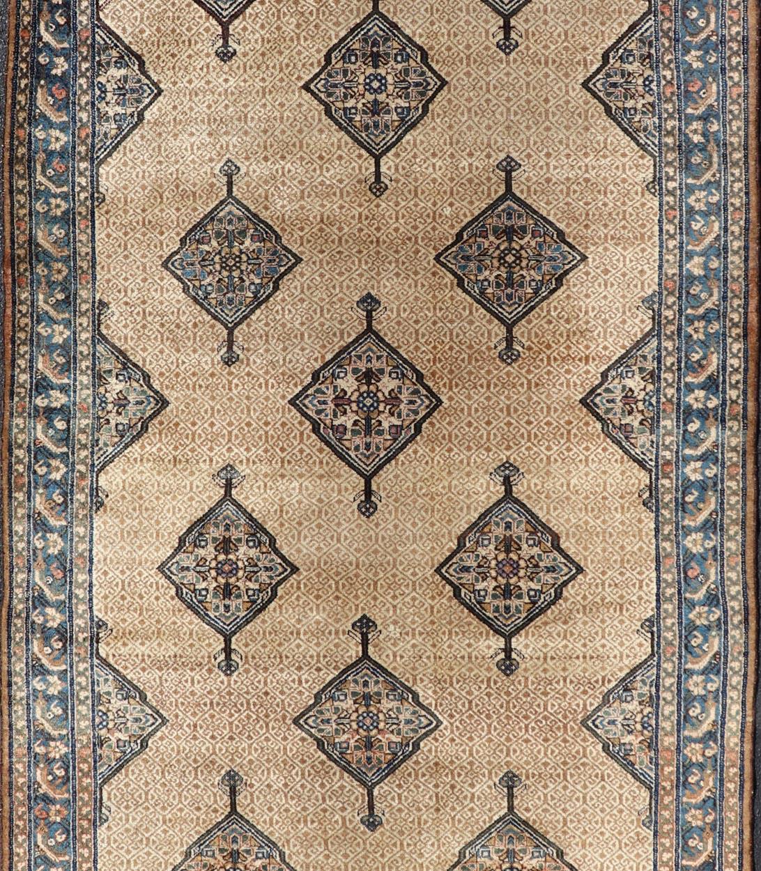 Antigua Galería Persa Serab con Diseño Geométrico Tribal en Camel, Verde y Azul siglo XX en venta