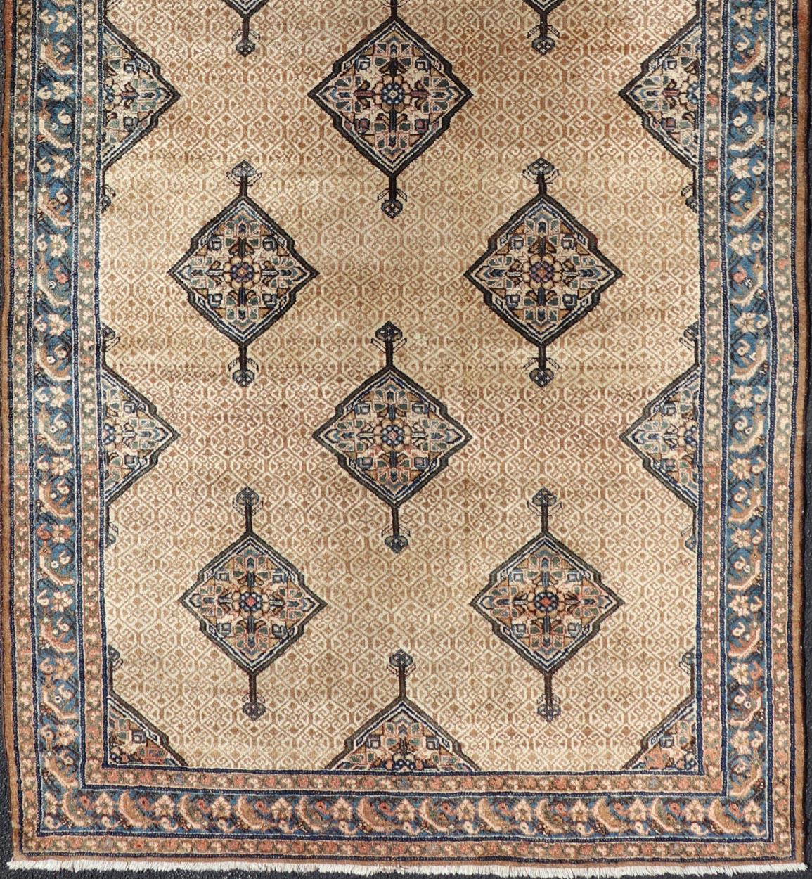 Antigua Galería Persa Serab con Diseño Geométrico Tribal en Camel, Verde y Azul Lana en venta