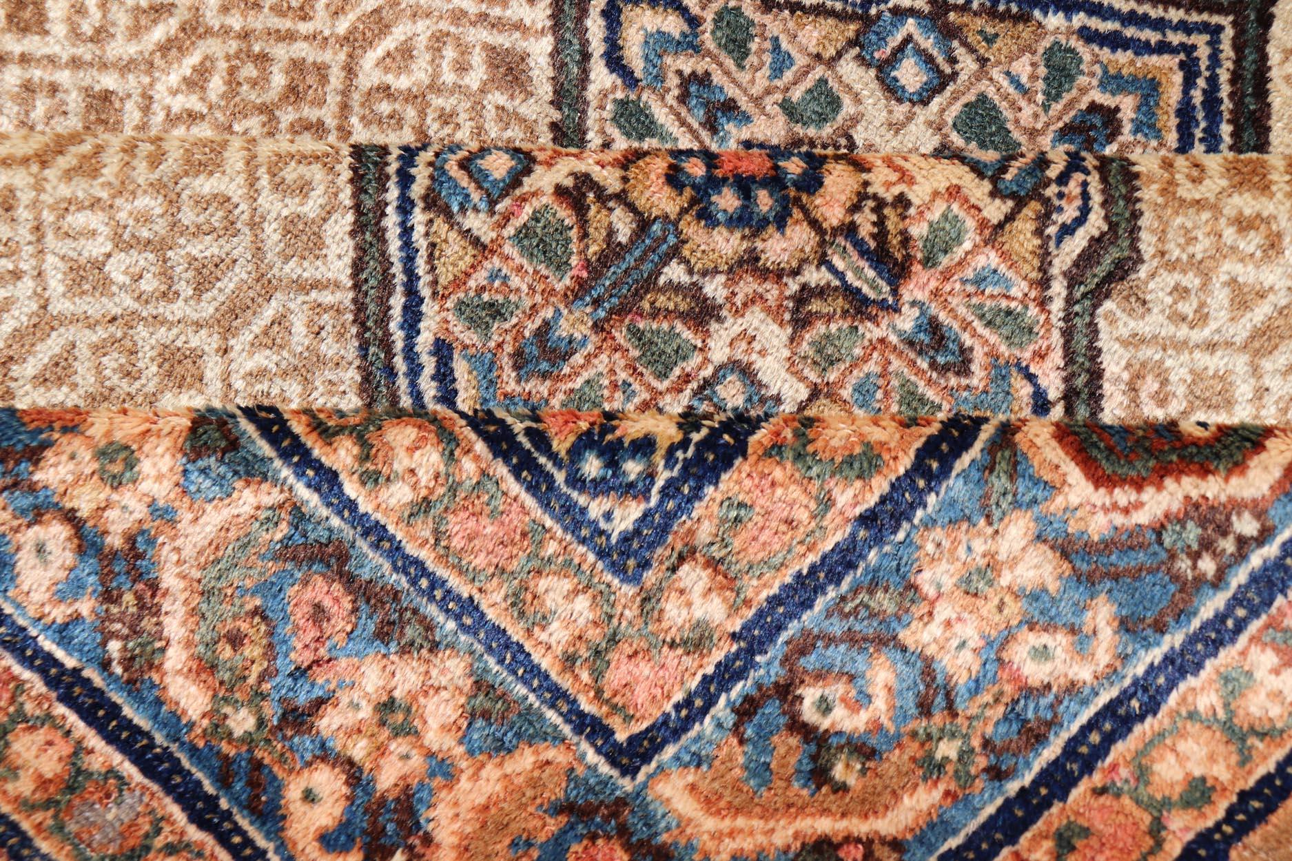 Antigua Galería Persa Serab con Diseño Geométrico Tribal en Camel, Verde y Azul en venta 2