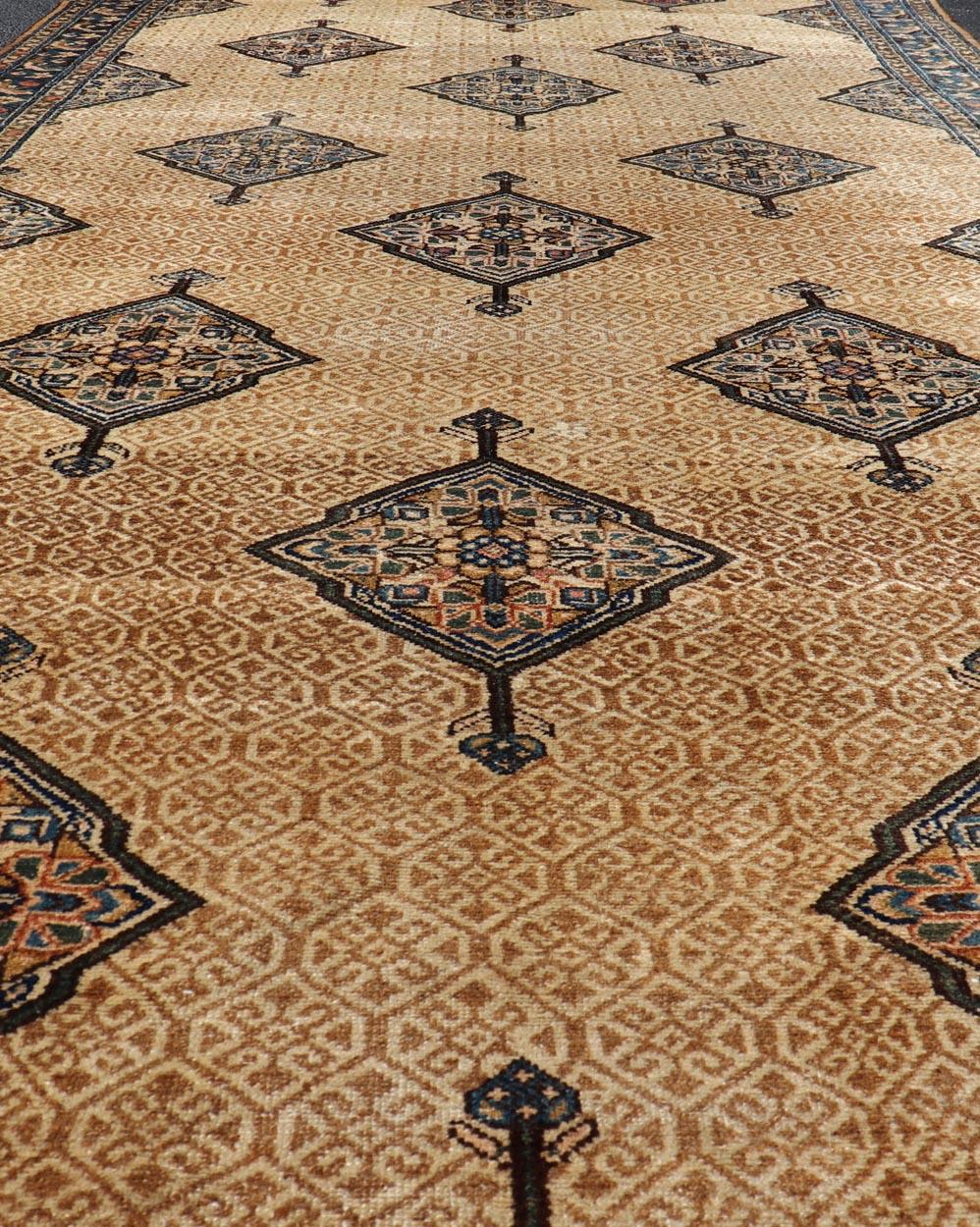 Antigua Galería Persa Serab con Diseño Geométrico Tribal en Camel, Verde y Azul en venta 3