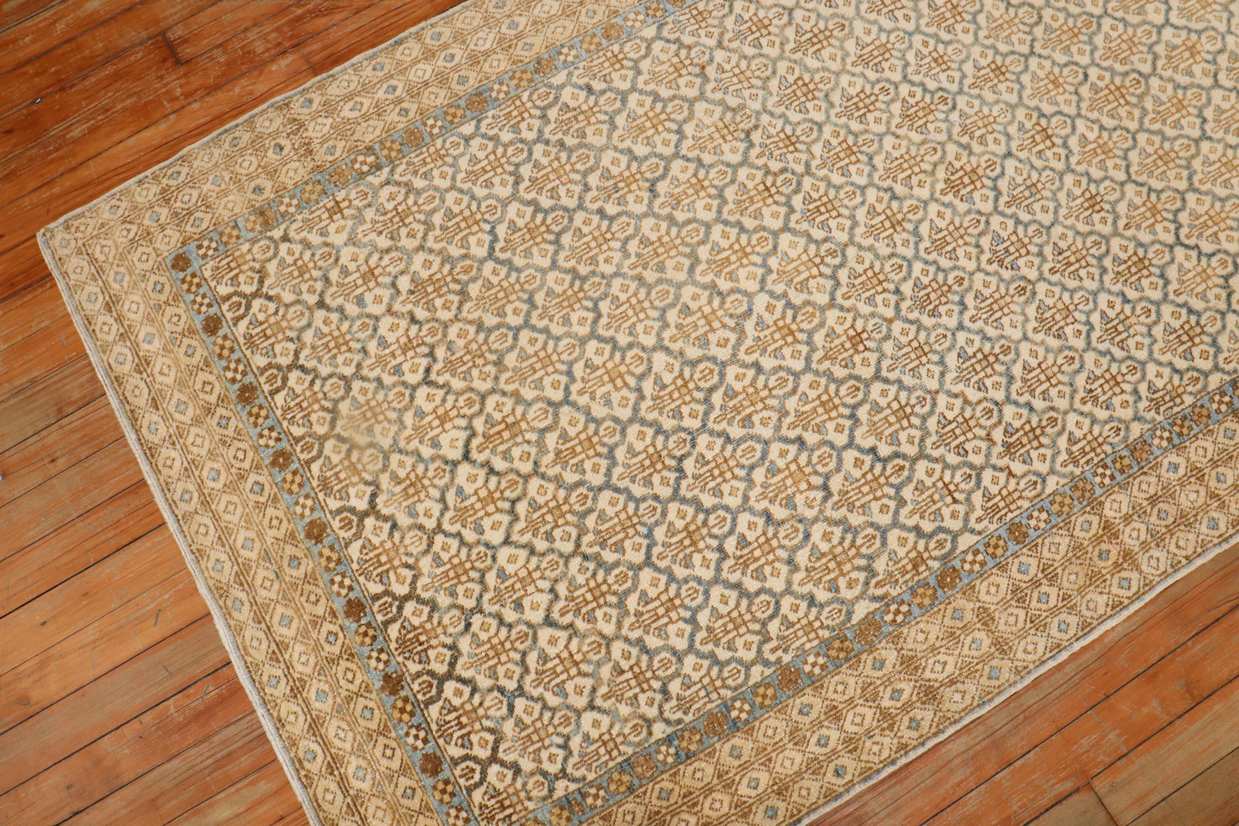 An authentic early 20th century Tribal Serab scatter size rug. Tan, khaki, brow and light blue

Measures: 3'5'' x 5'5''.

