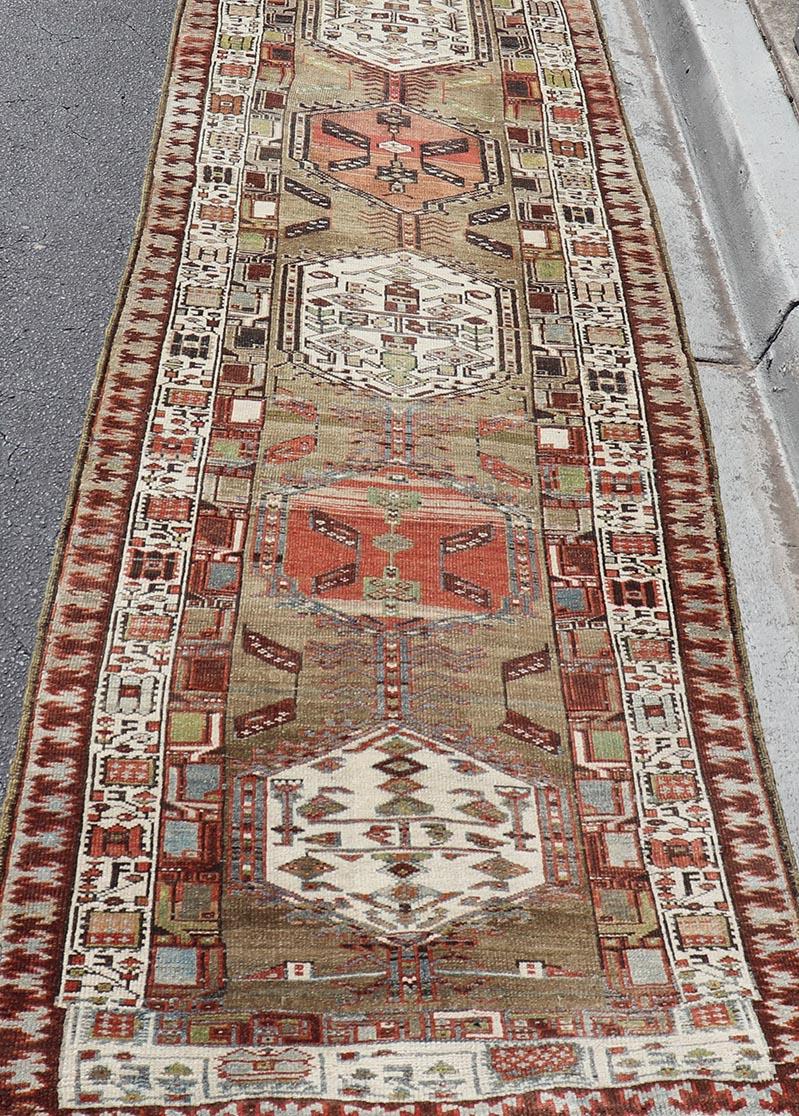 Antico runner persiano Serab con audaci medaglioni geometrici 3'4 x 17'0 in vendita 3