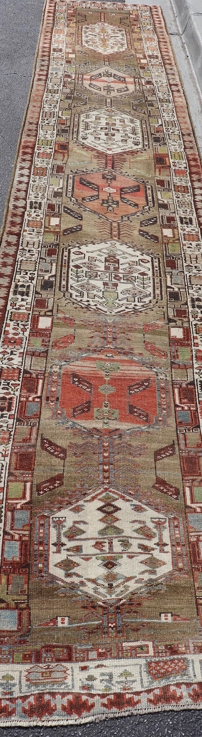 Antico runner persiano Serab con audaci medaglioni geometrici 3'4 x 17'0 in vendita 4