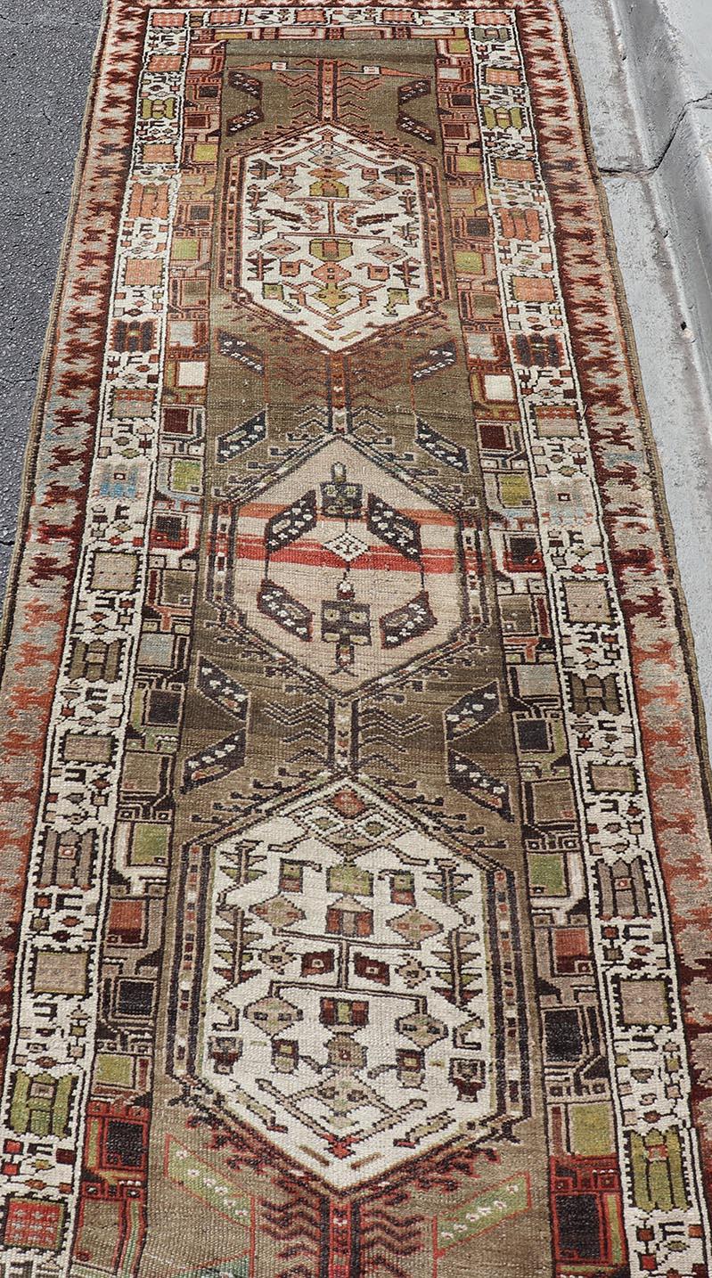 Antico runner persiano Serab con audaci medaglioni geometrici 3'4 x 17'0 in vendita 6