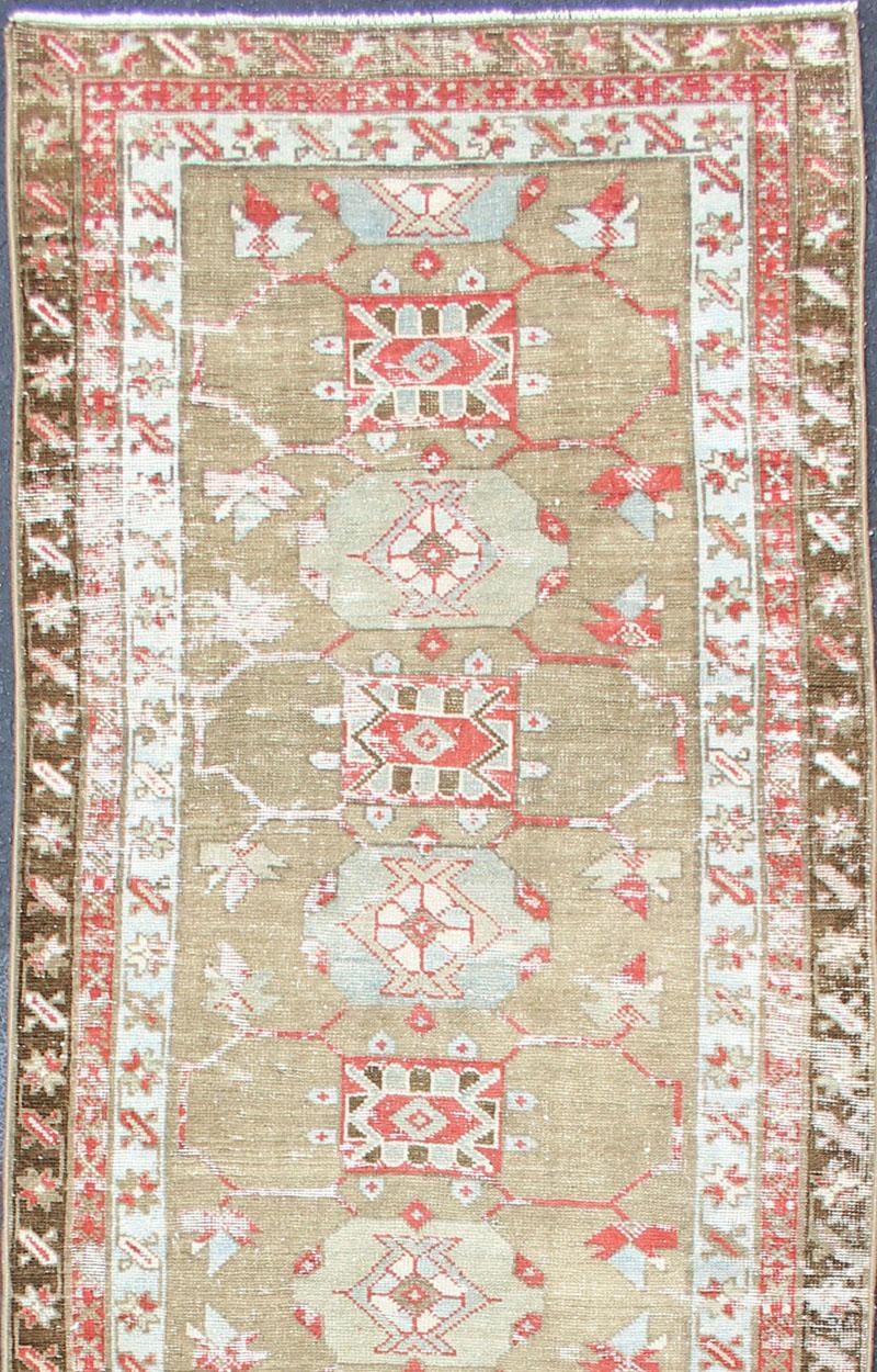 Tapis Serab antique en Perse avec médaillons géométriques et bordure ornée à plusieurs niveaux, tapis R20-75, pays d'origine / type : Iran / Serab, vers 1910.

Ce tapis Serab antique des années 1910 en Perse présente une alternance inhabituelle de