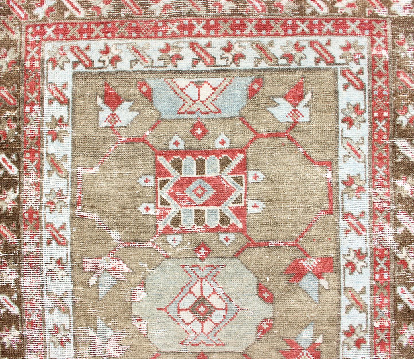 20ième siècle Tapis de couloir persan ancien Serab en mauvais état avec motif géométrique  Décoration en vert clair en vente