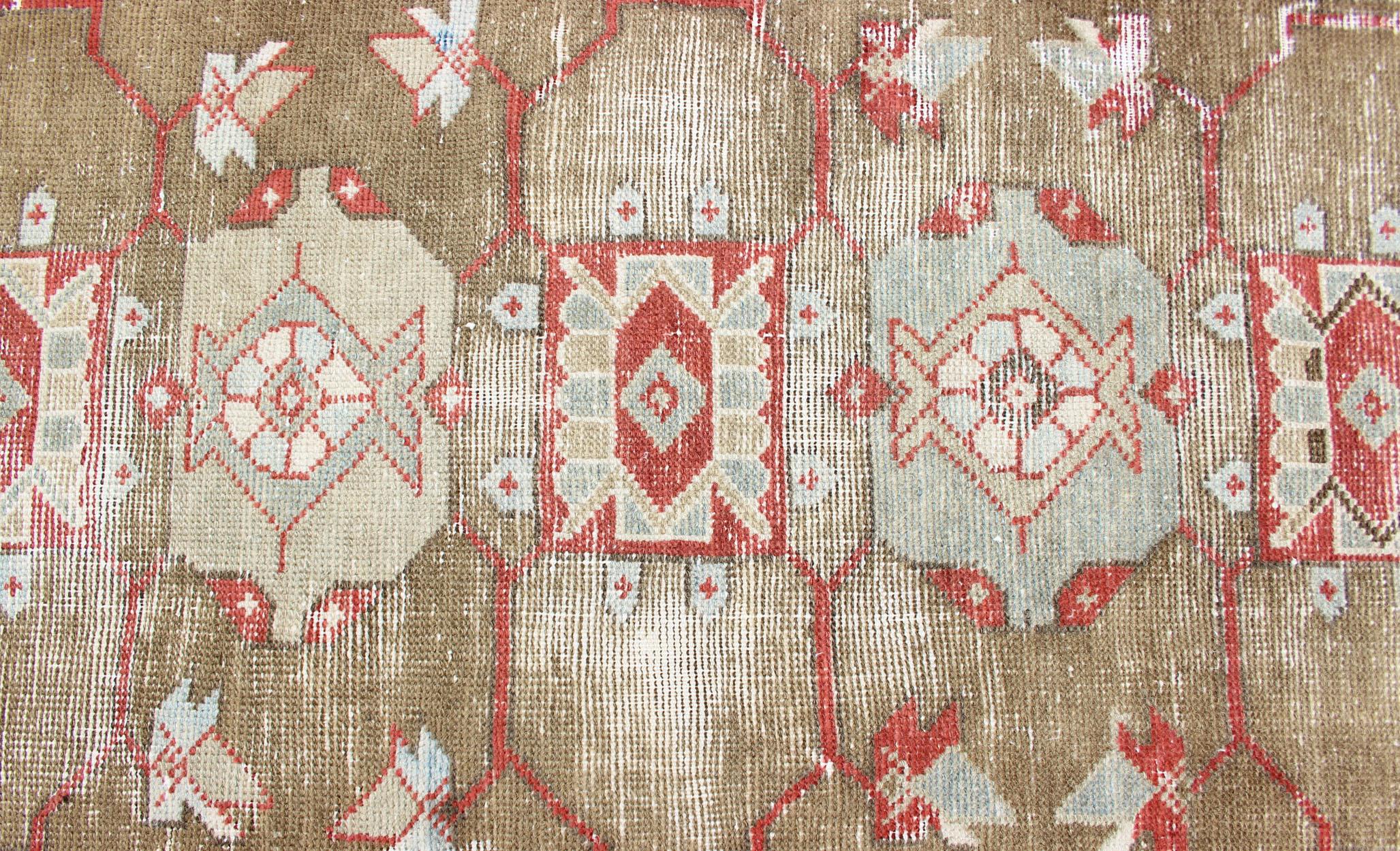 Tapis de couloir persan ancien Serab en mauvais état avec motif géométrique  Décoration en vert clair en vente 1