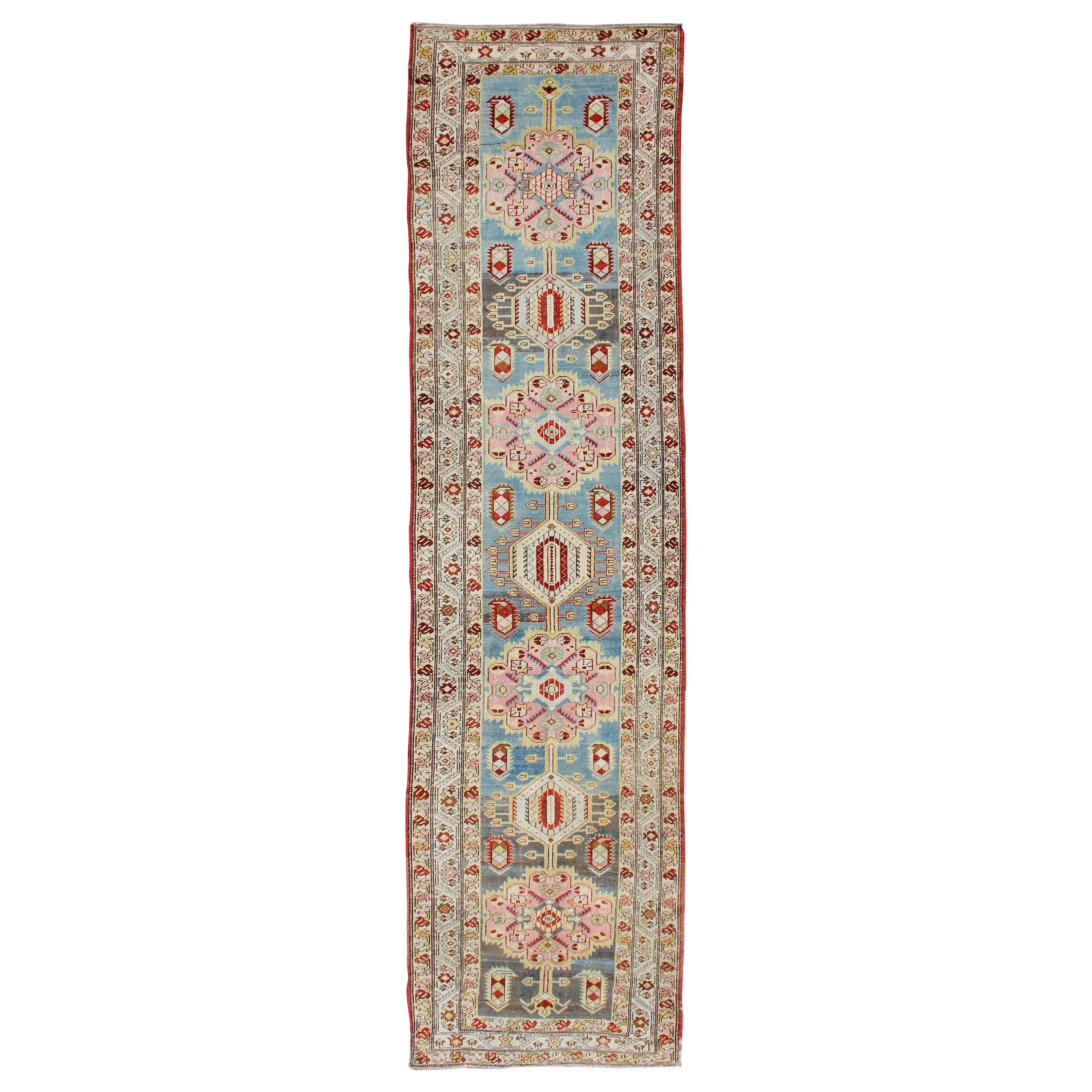Antiker persischer Serab-Läufer aus Persien mit geometrischem Medaillon-Design in Rot und L.Blau