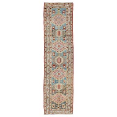 Antique tapis persan Serab à motif de médaillon géométrique en rouge et bleu ciel