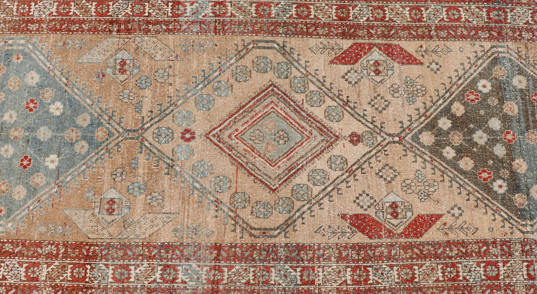 Noué à la main Tapis de couloir persan ancien Serab avec motif géométrique en médaillon rouge et beige en vente