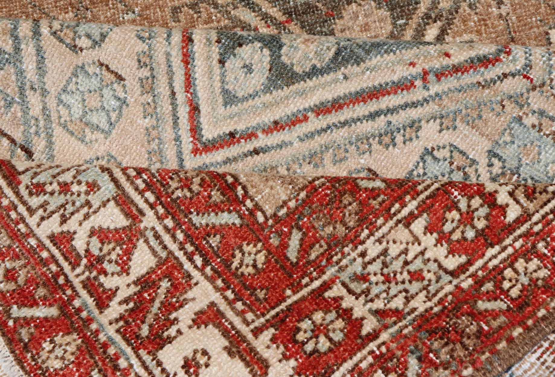 Tapis de couloir persan ancien Serab avec motif géométrique en médaillon rouge et beige en vente 3